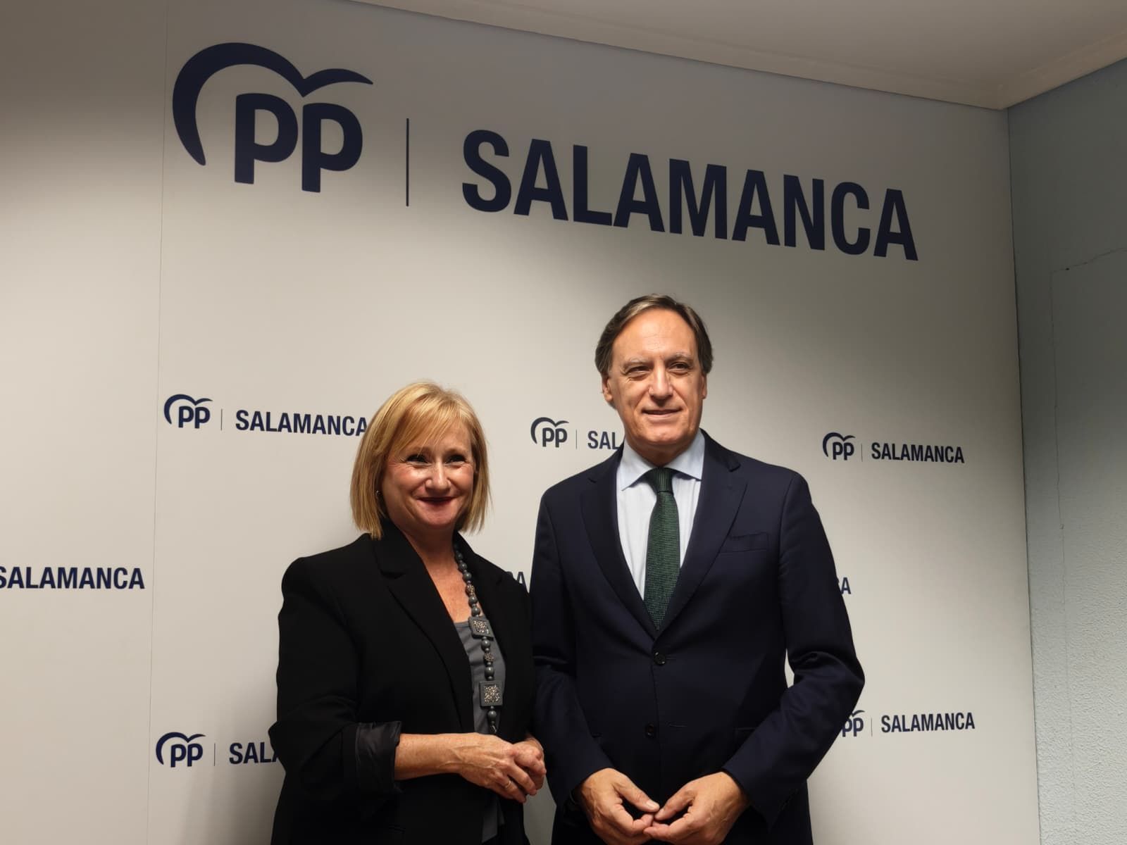 Leticia García y Carlos García Carbayo en la sede del PP de Salamanca