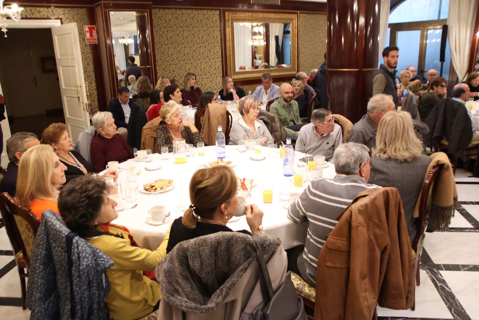 Isabel Blanco y García Carbayo participan en un encuentro con personas mayores de la ciudad