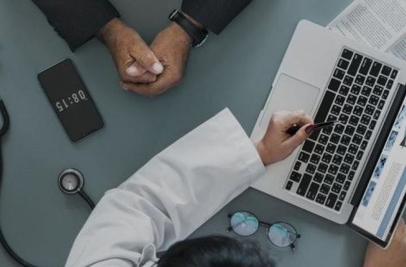 Médico con un paciente.