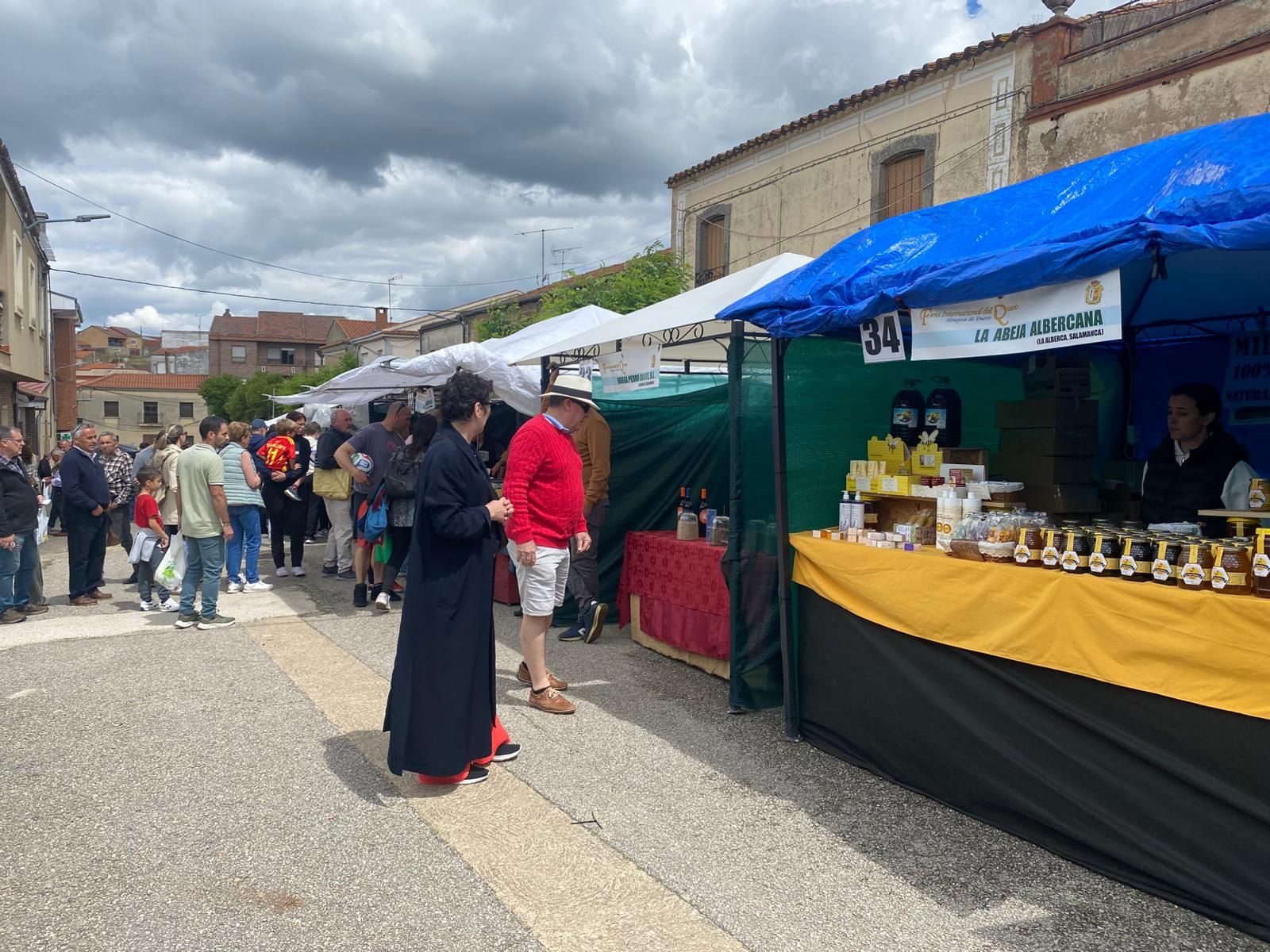 La Feria del Queso de Hinojosa trae sabor tradicional y oficio a Salamanca