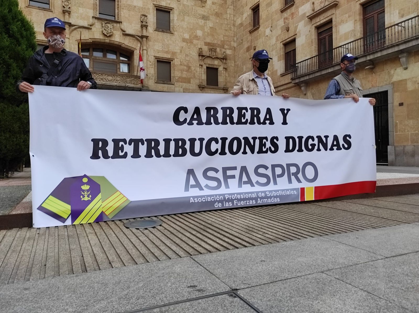 militares-salmantinos-se-manifiestan-frente-a-la-subdelegacion-del-gobierno-por-un-sueldo-digo-3