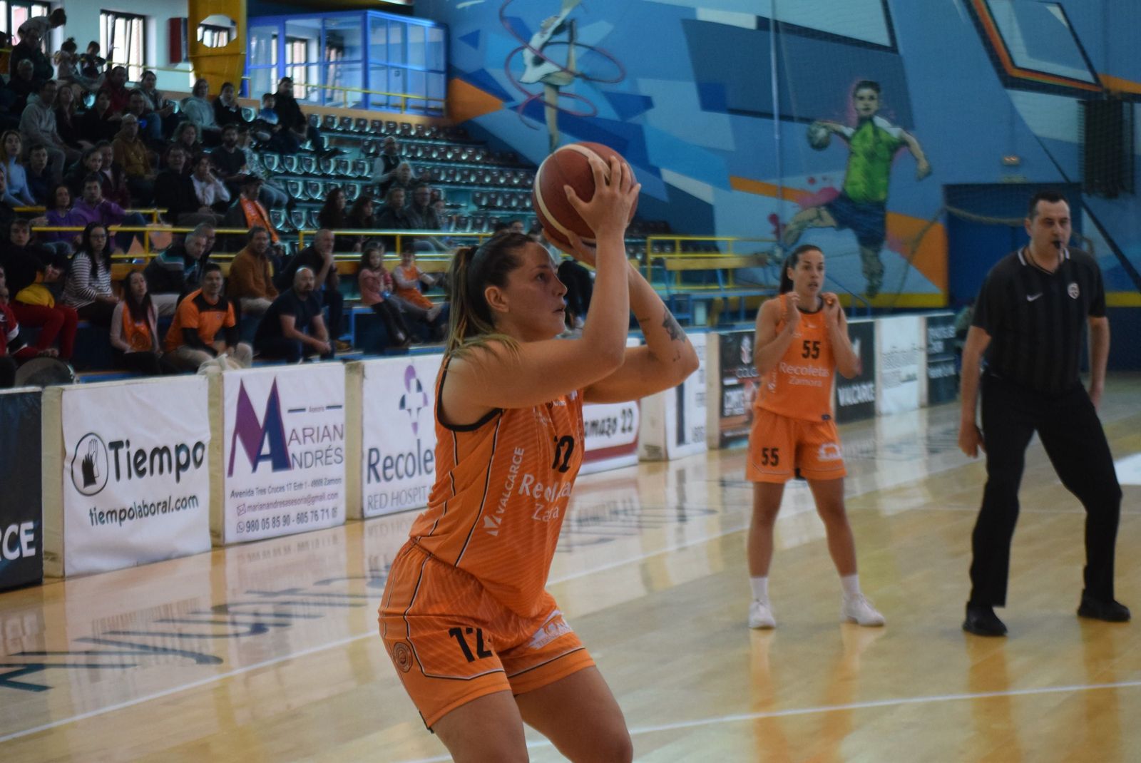 Ornella Santana lanza a canasta en el CD Zamarat - Azul Marino Mallorca.