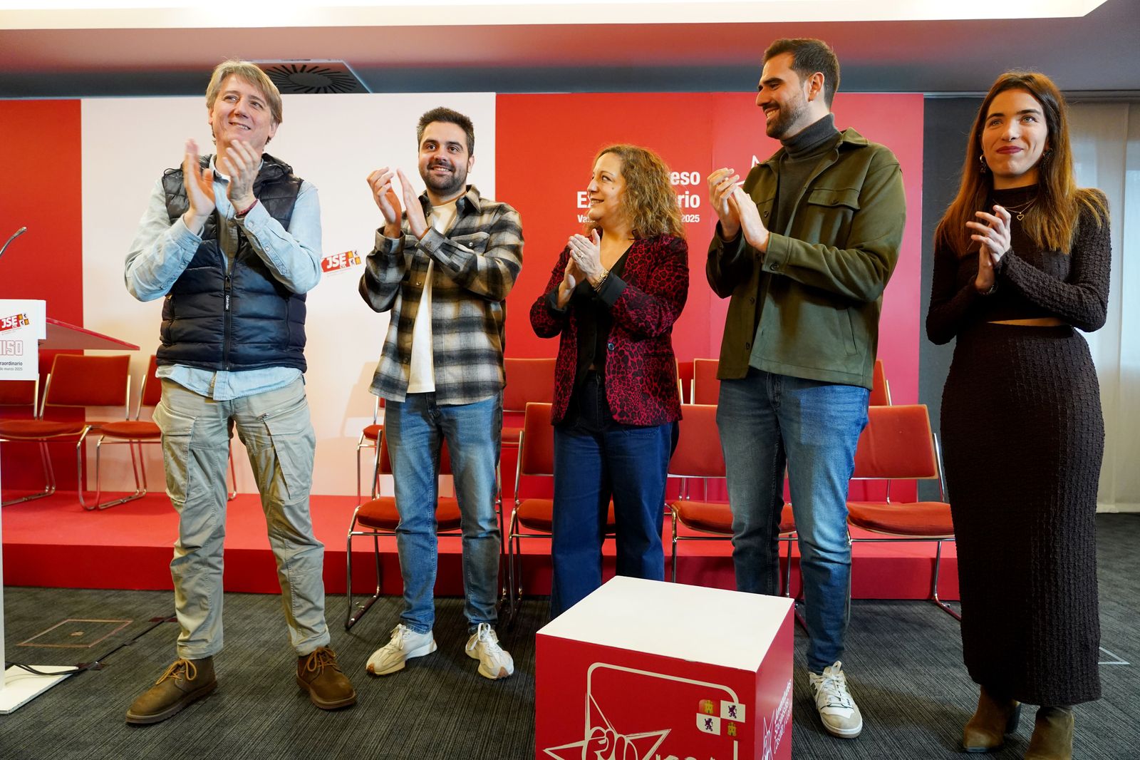Secretario general del PSCyL, Carlos Martínez y el secretario de Juventudes Socialistas, Diego Vallejo acompañados por la eurodiputada Iratxe García. Leticia Pérez / ICAL