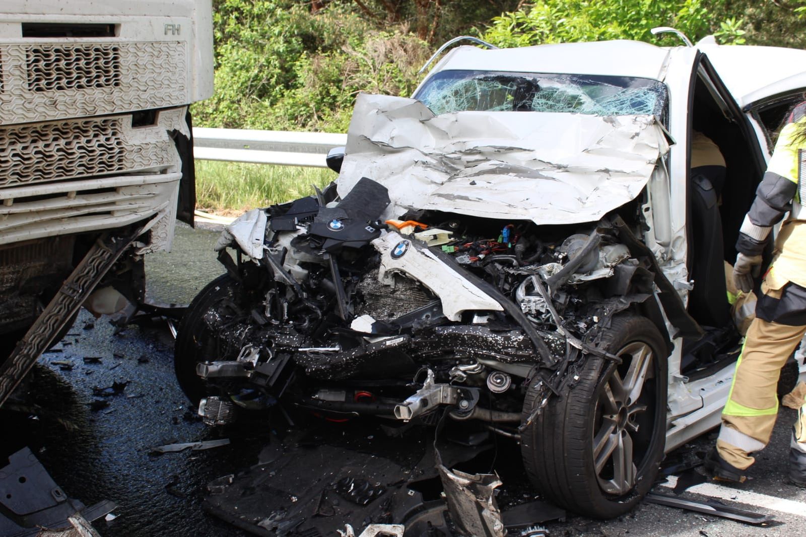 accidente-mortal-entre-un-turismo-y-un-camion-en-la-carretera-de-la-alberca-3
