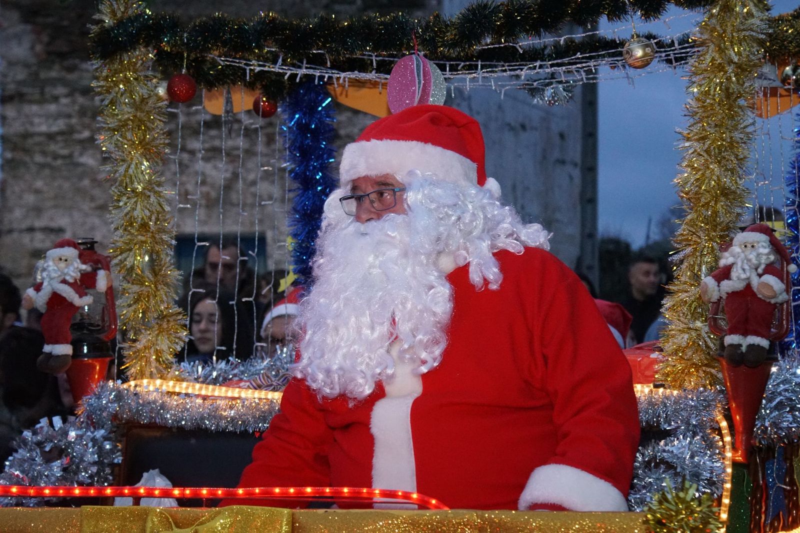 Papá Noel recorre las calles de Alba de Tormes y entrega regalos a los niños