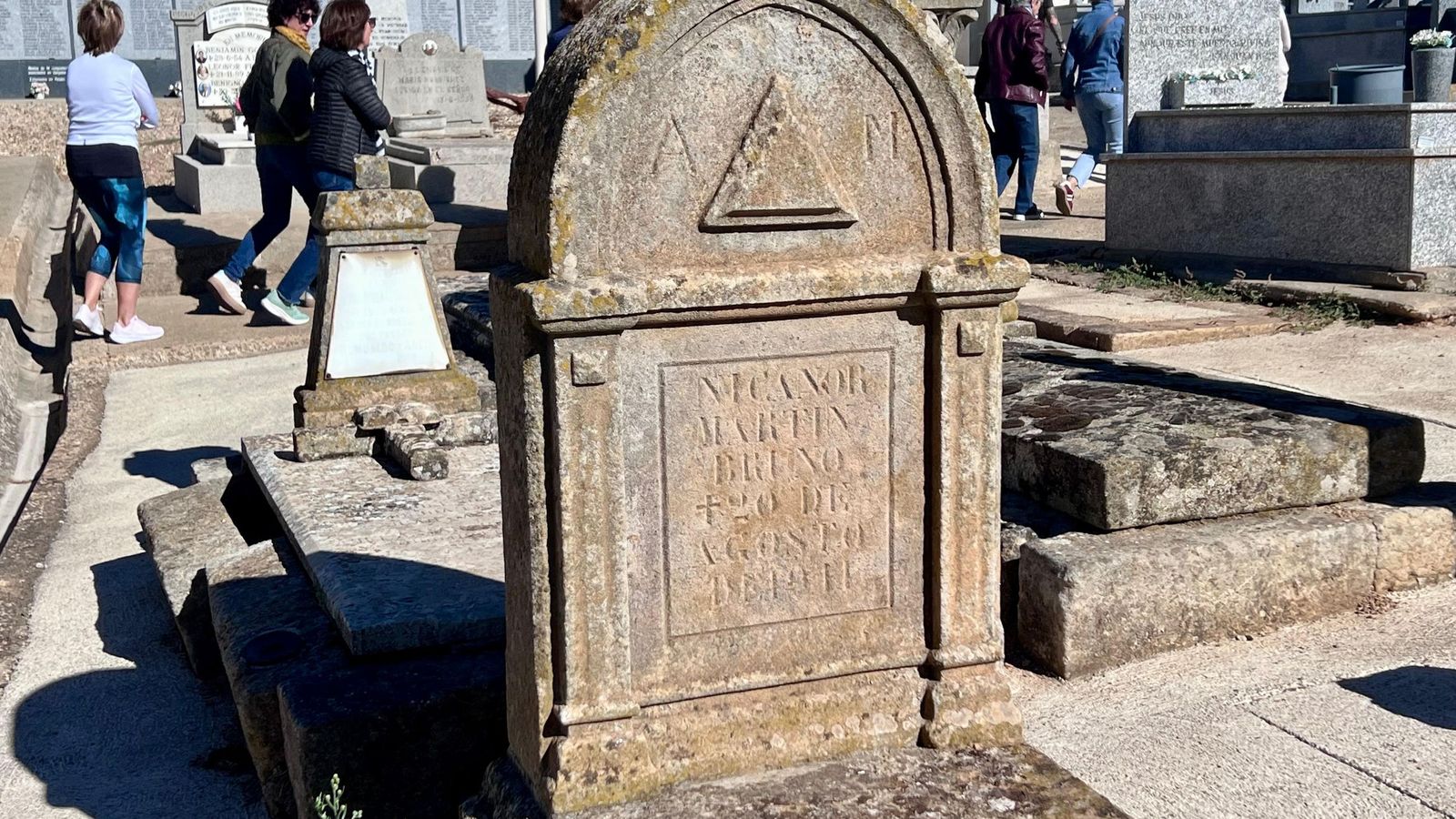 Tumba masónica en el cementerio de Salamanca