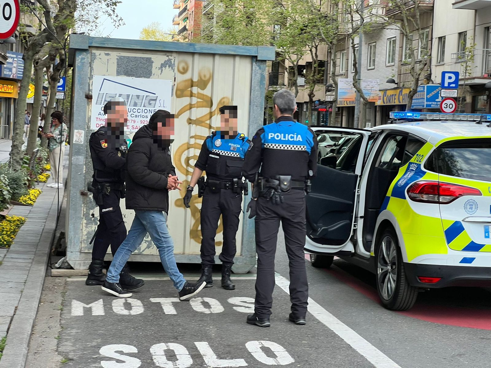Pelea multitudinaria en el paseo de  Carmelitas