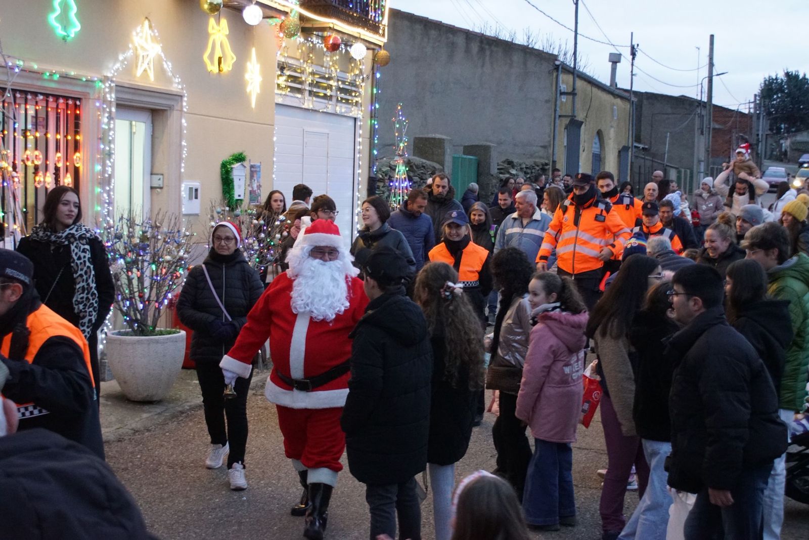 Papá Noel recorre las calles de Alba de Tormes y entrega regalos a los niños