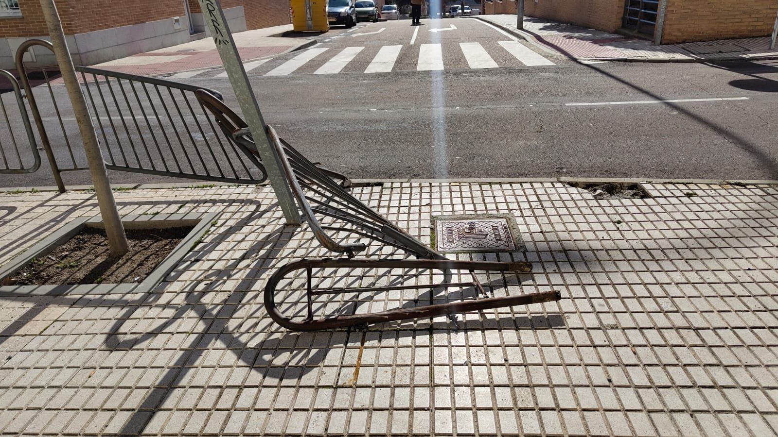 Un coche se estampa contra una valla en la calle Pinto Díaz. S24H. Un coche se estampa contra una valla en la calle Pinto Díaz. S24H.