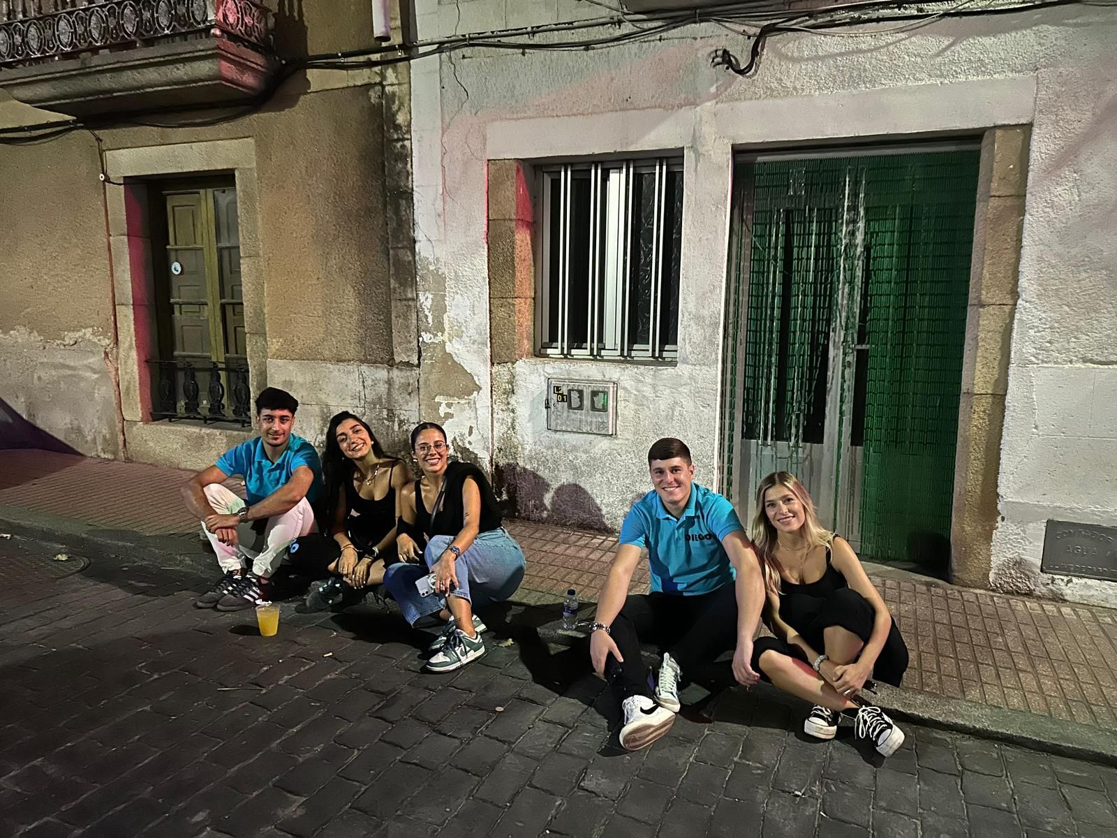 El desfile de carrozas de Aldeadávila vuelve a llenar de luz y color las calles en sus fiestas