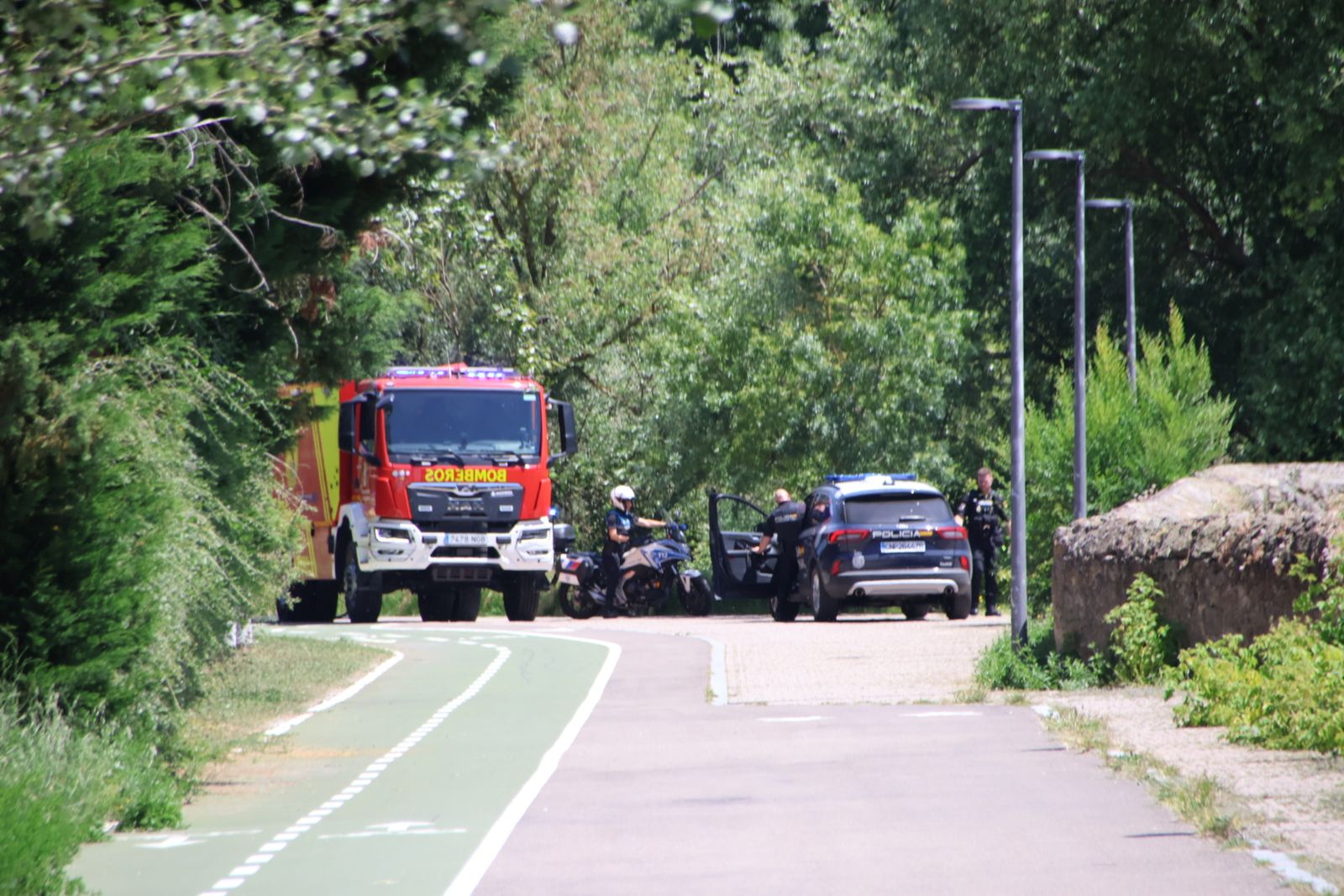 Un incendio de pasto moviliza a varios efectivos de emergencias y corta las inmediaciones de la avenida de La Aldehuela