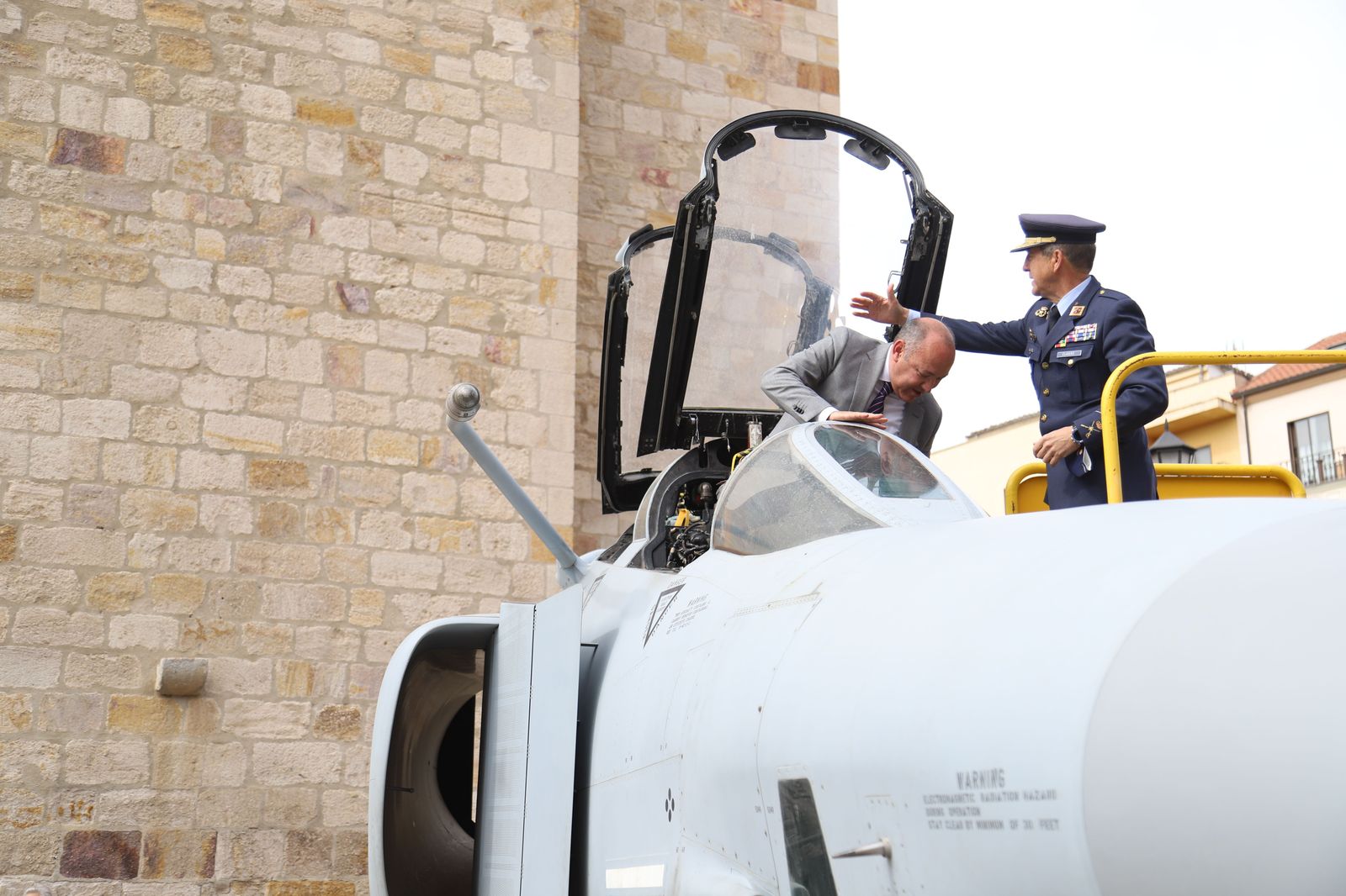 exposicion-del-ejercito-del-aire-en-la-plaza-mayor-de-zamora-foto-maria-lorenzo-10