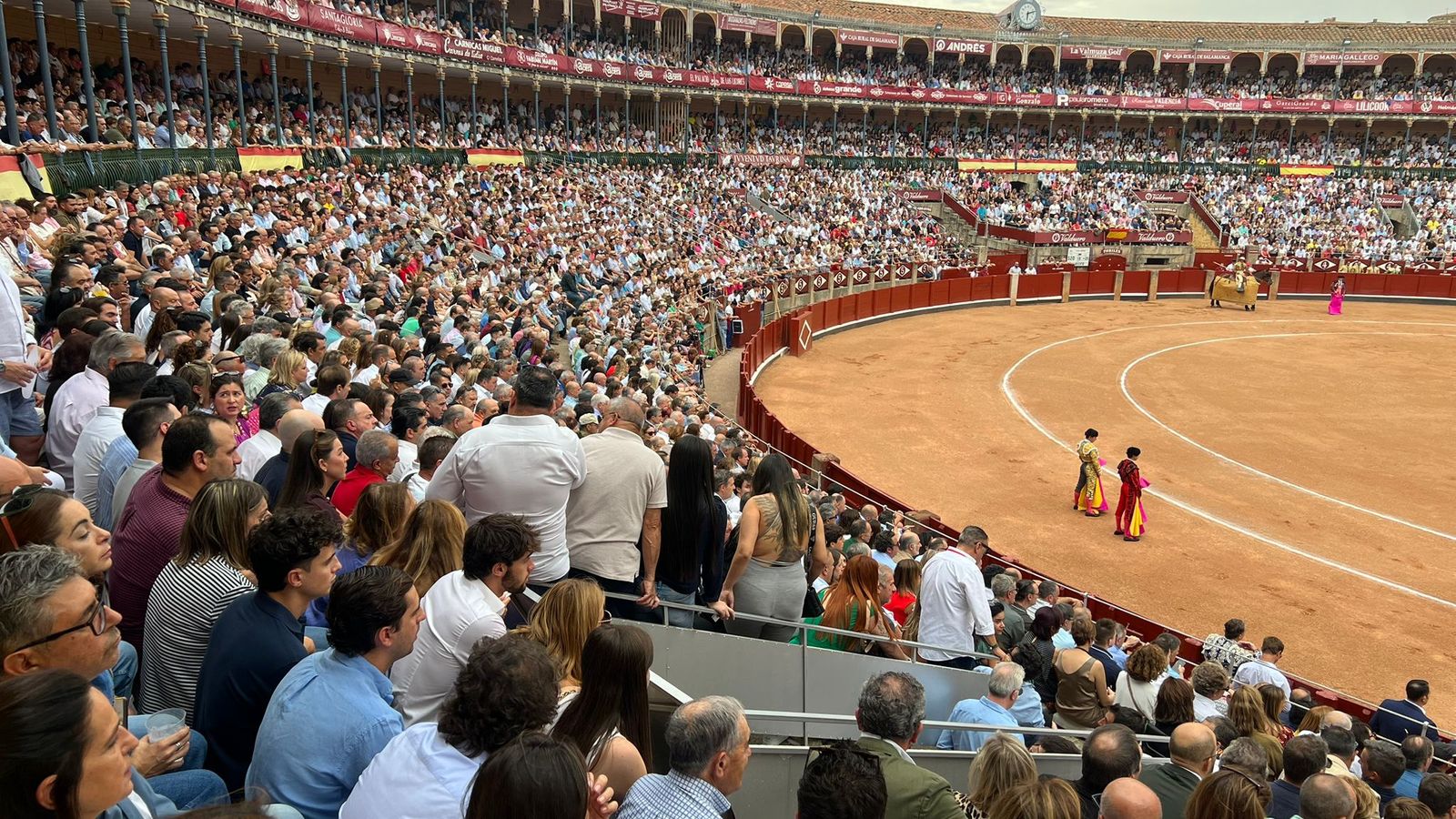 Imagen de los tendidos con gente entrando en el 7 durante el primer toro
