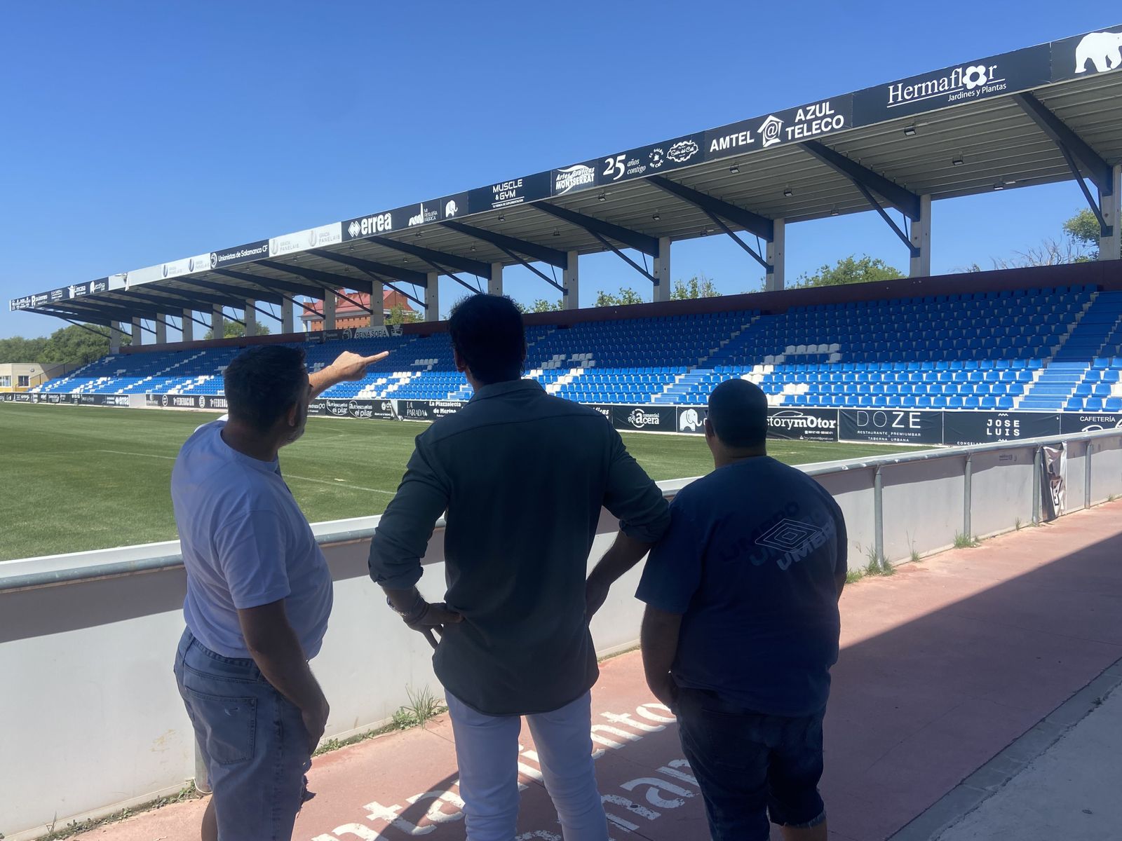 Tom, junto a los técnicos, en el Reina Sofía | FOTO SALAMANCA24HORAS.COM