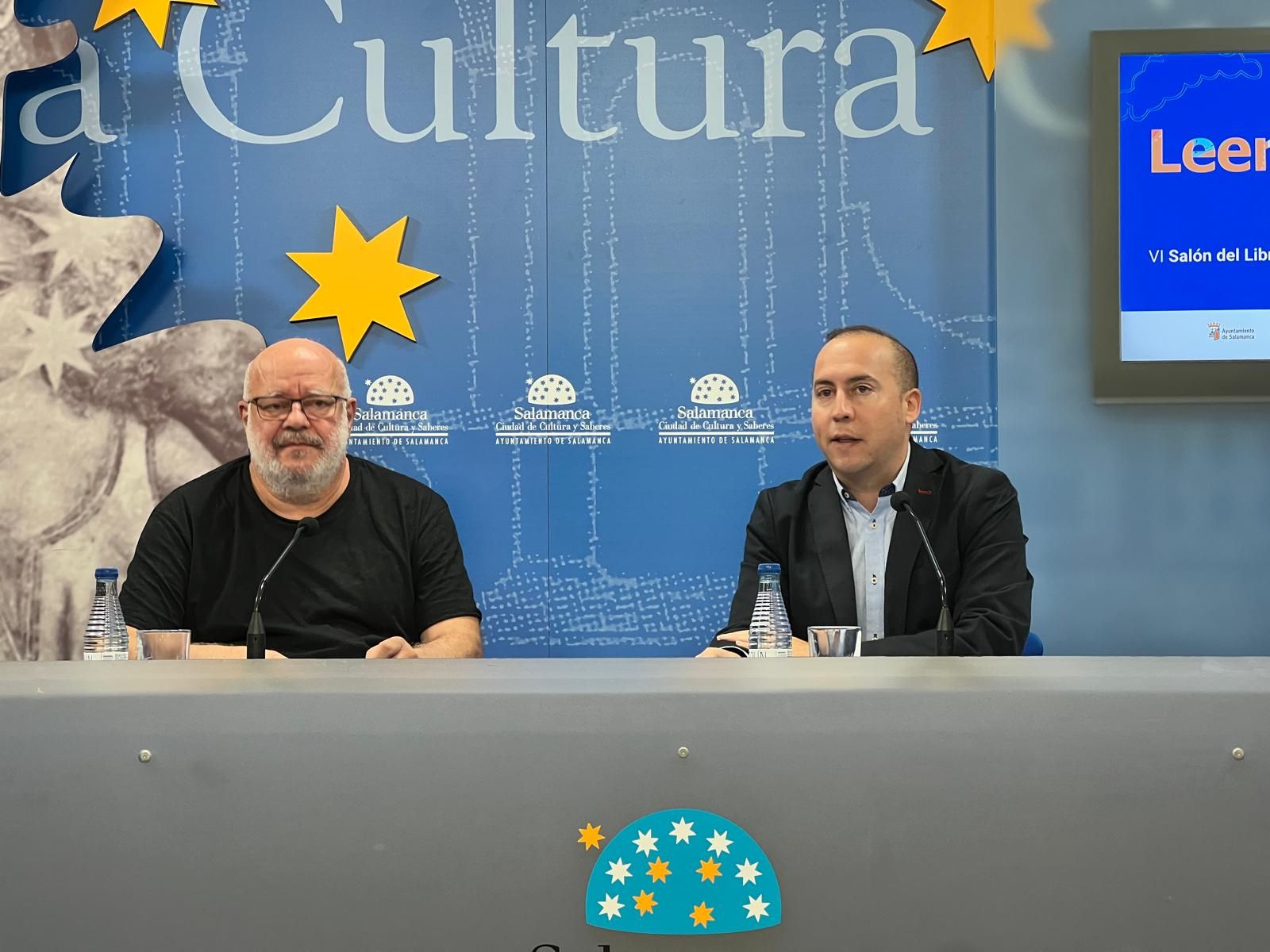 El concejal de Educación, Luis Sánchez Arévalo junto con Fernando Saldaña en la presentación de VI edición del Salón del Libro Infantil y Juvenil