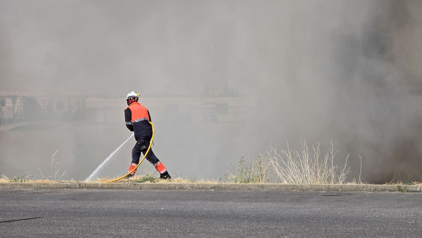Los bomberos sofocan un gran incendio en el Polígono Industrial de Los Montalvos