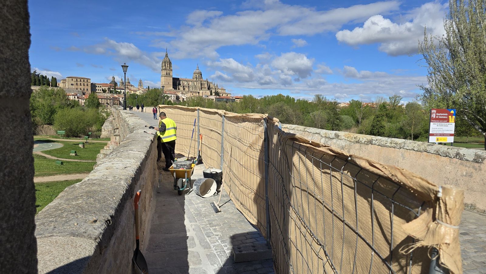 Comienzas las obras para reparar los pretiles del Puente Romano
