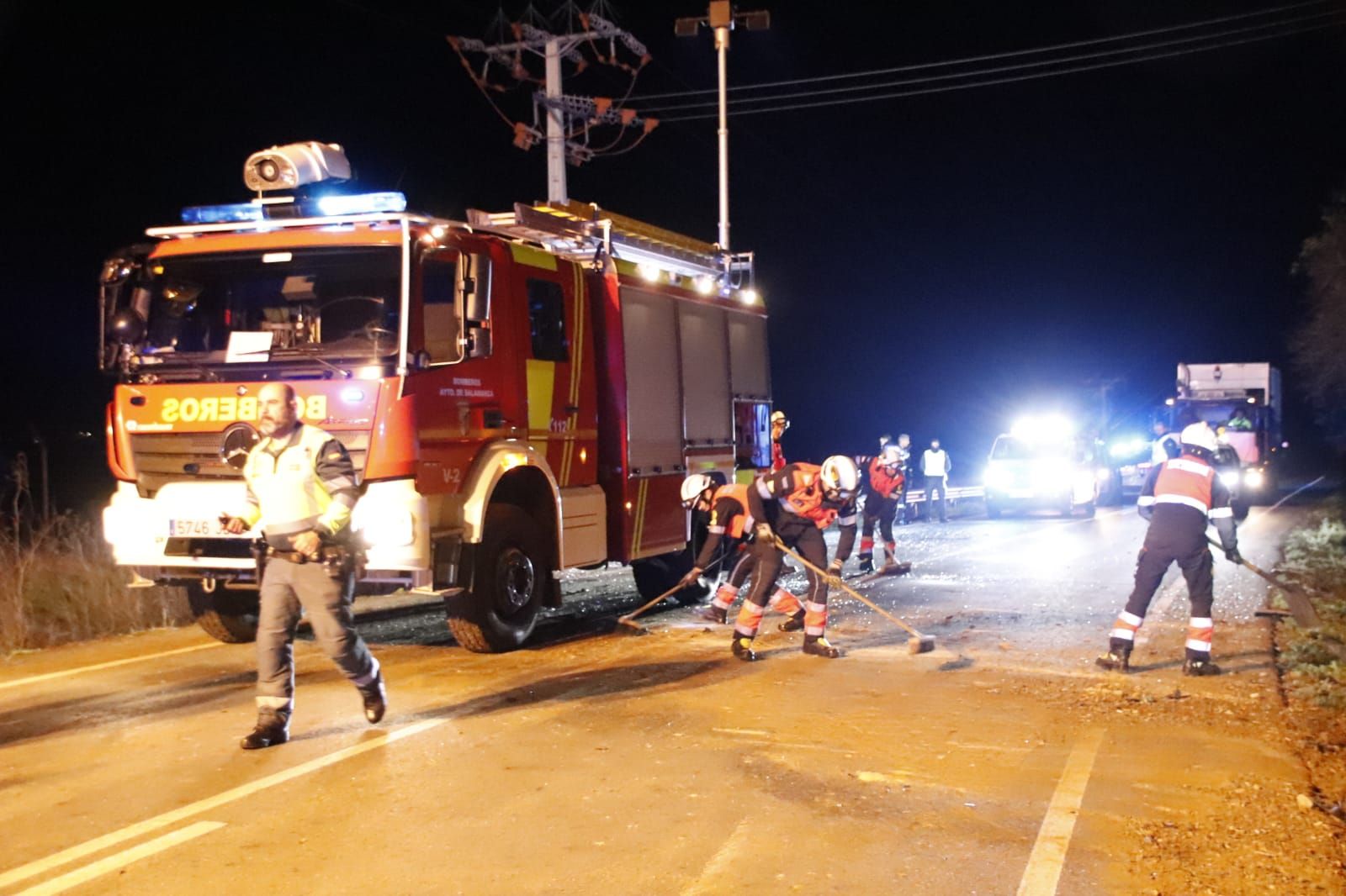 grave-accidente-en-la-carretera-de-aldealengua-con-un-coche-volcado-12
