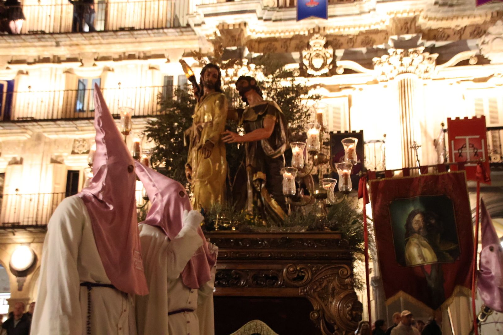 Emotivo desfile por el centenario de Seráfica Hermandad de Nazarenos con gran presencia de niños