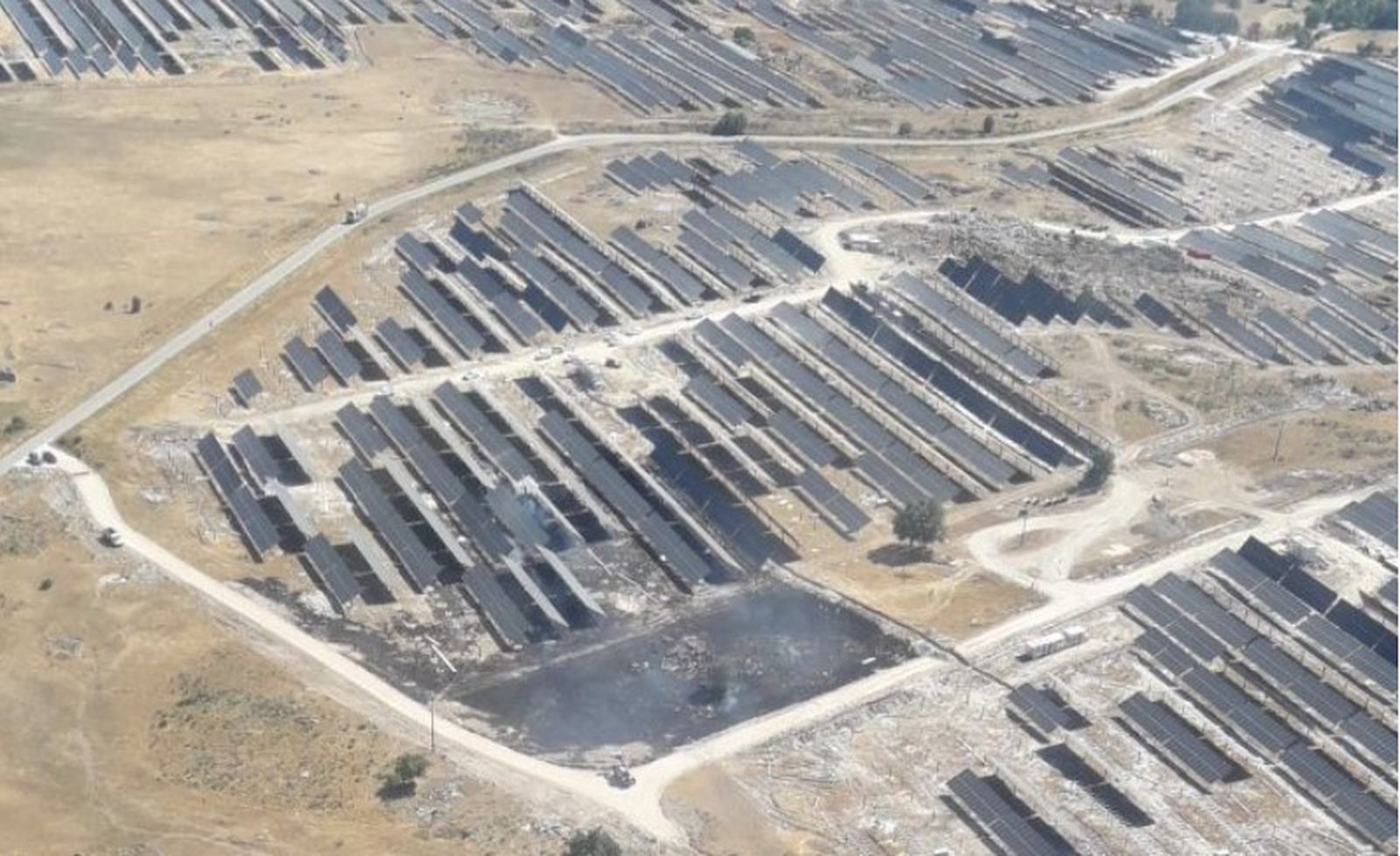 Incendio junto a parque solar en Villarino de los Aires