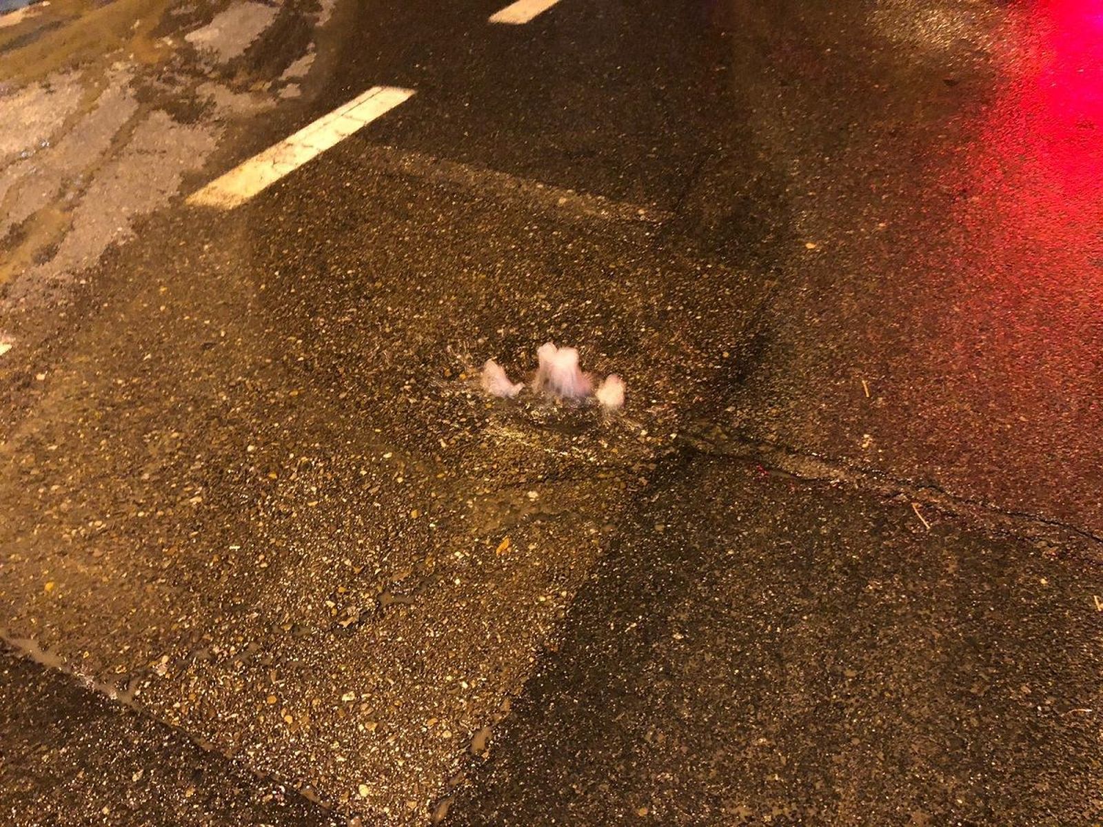 Foto de archivo de un reventón de una tubería