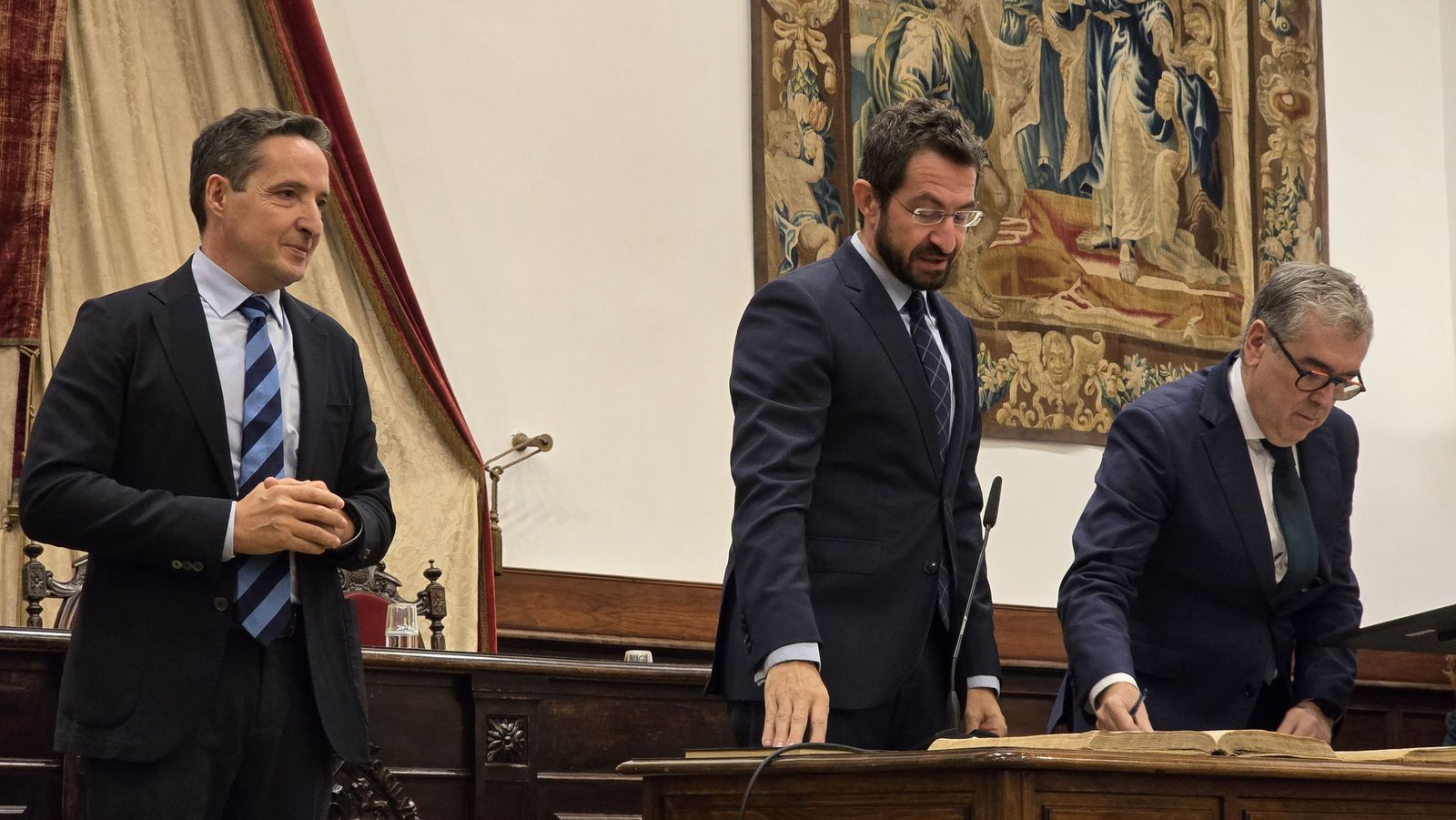 El rector de la Universidad de Salamanca preside el acto de toma de posesión de nuevos cargos académicos y del personal docente e investigador