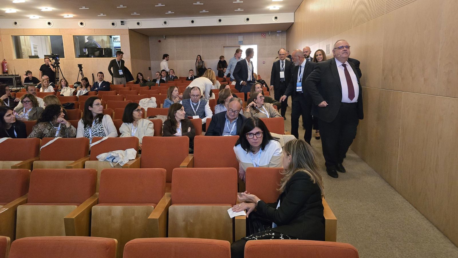 El consejero de Sanidad, Alejandro Vázquez Ramos, participa en la mesa redonda: '¿Cómo impulsar la oncología radioterápica desde las administraciones públicas? Realidades y perspectivas'
