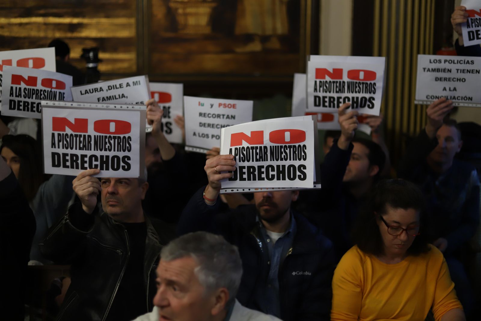 VÍDEO | Casi medio centenar de policías locales de Zamora se personan en el pleno: “No a la supresión de derechos”