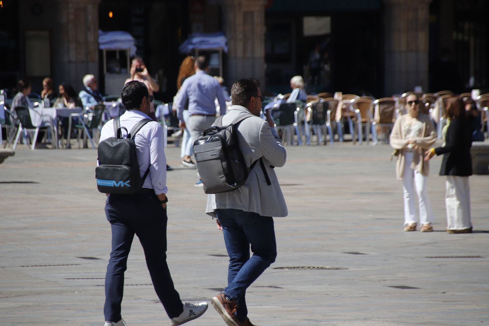Gente por las calles de Salamanca. Foto de archivo