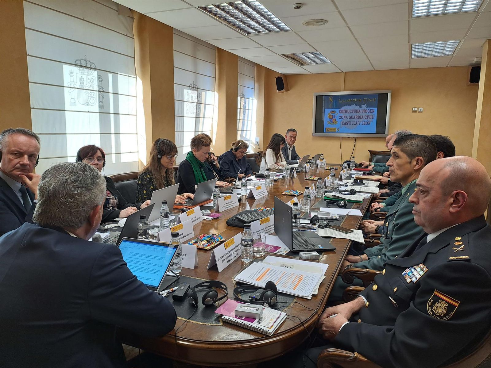 El delegado del Gobierno en Castilla y León, Nicanor Sen, en una reunión con el Grupo de Expertos en la lucha contra la Violencia contra la Mujer y la Violencia Doméstica (Grevio) del Consejo de Europa. Foto Delegación del Gobierno en CyL