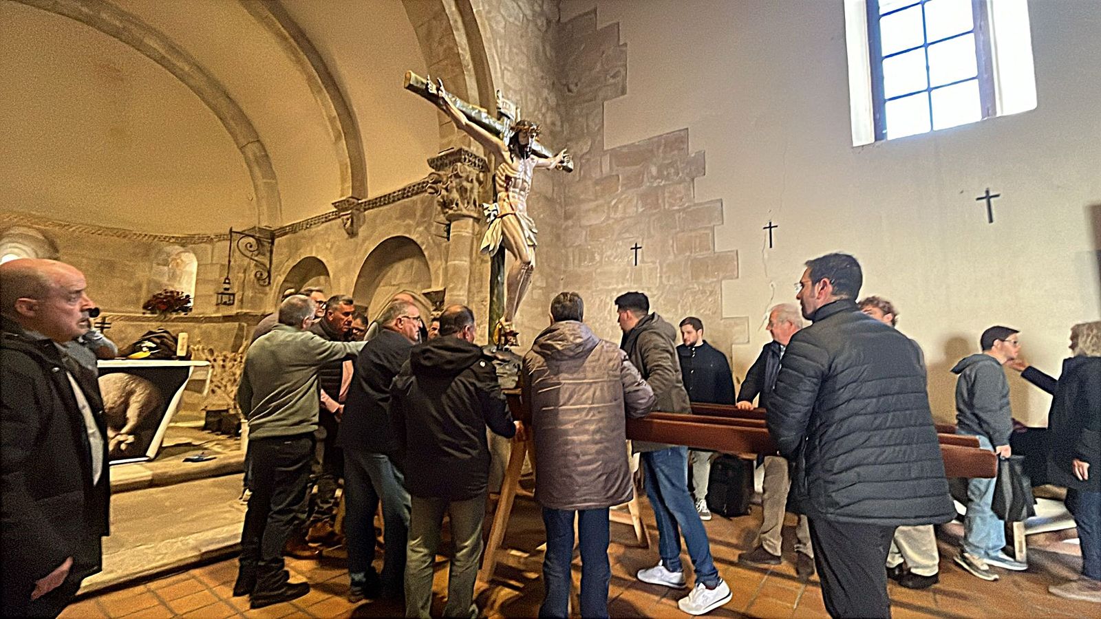 Imagen de la colocación del Cristo en sus andas