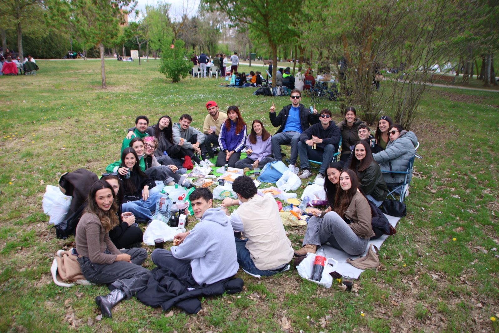Un multitudinario Lunes de Aguas en Salamanca llena la ribera del Tormes
