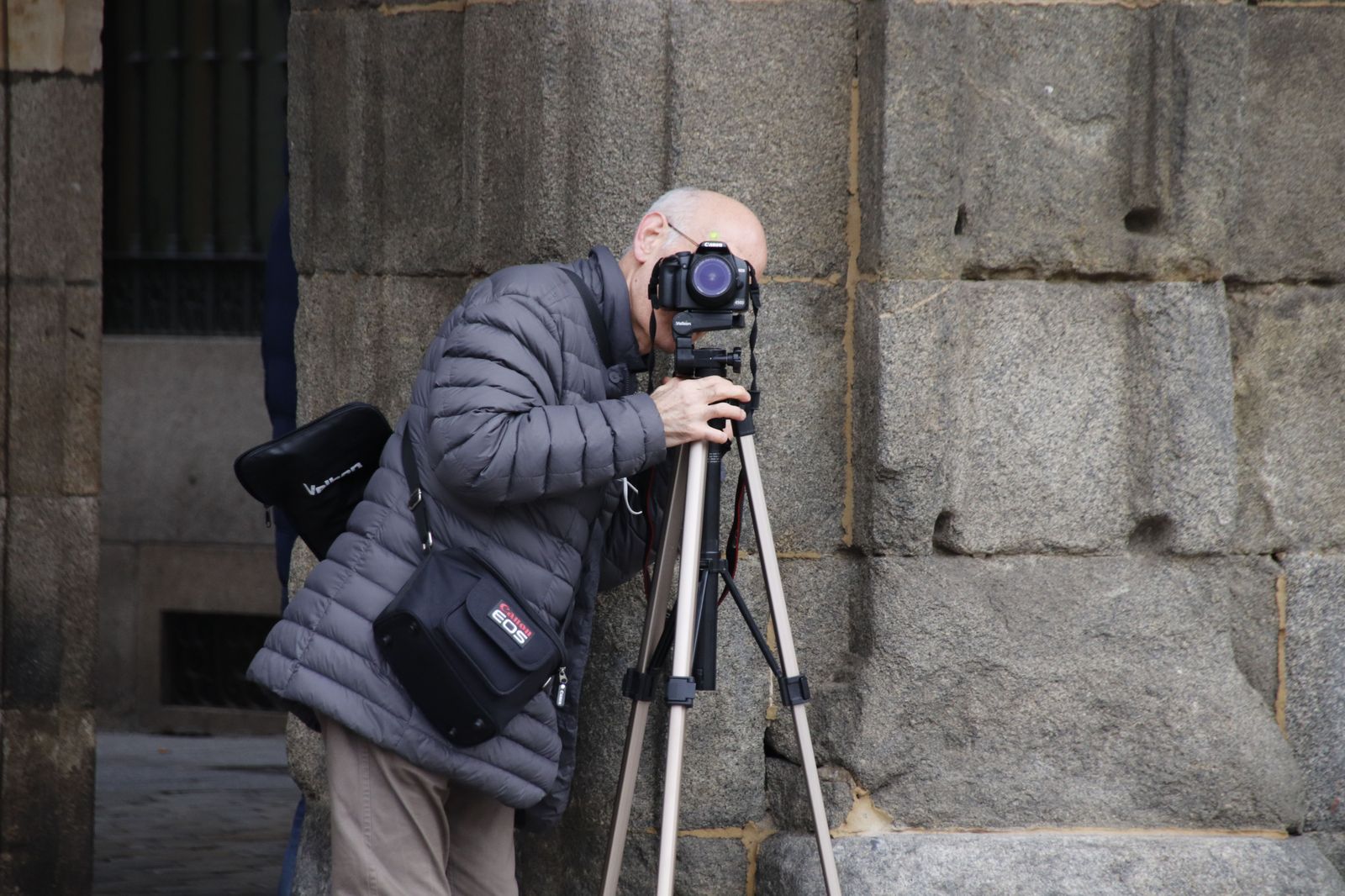 Fotógrafo en la Plaza Mayor de Salamanca en invierno | Foto: Andrea M. Foto de archivo