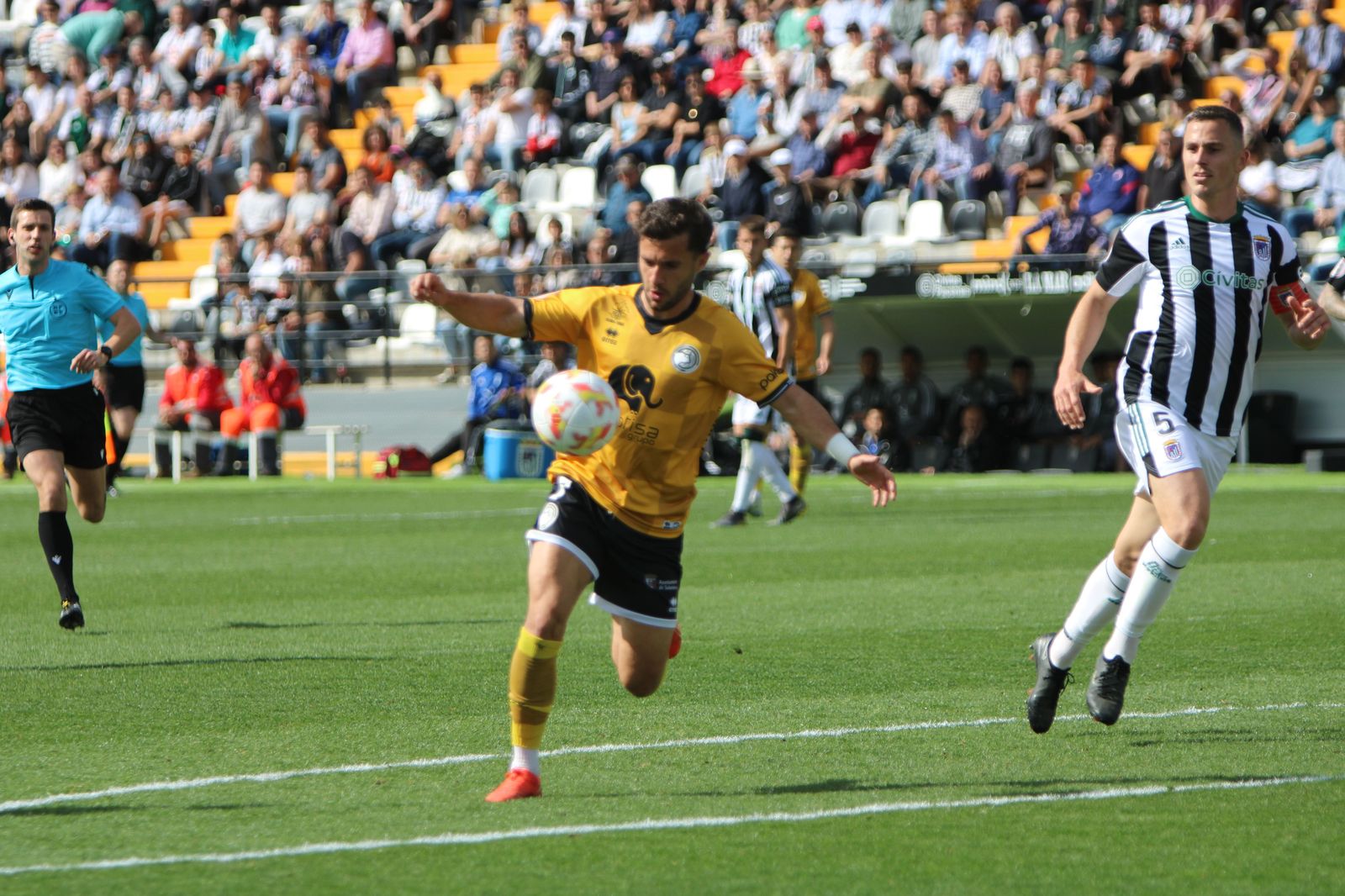 Mario Losada dispara para hacer el 0-1 ante el Badajoz | FOTO UNIONISTAS CF