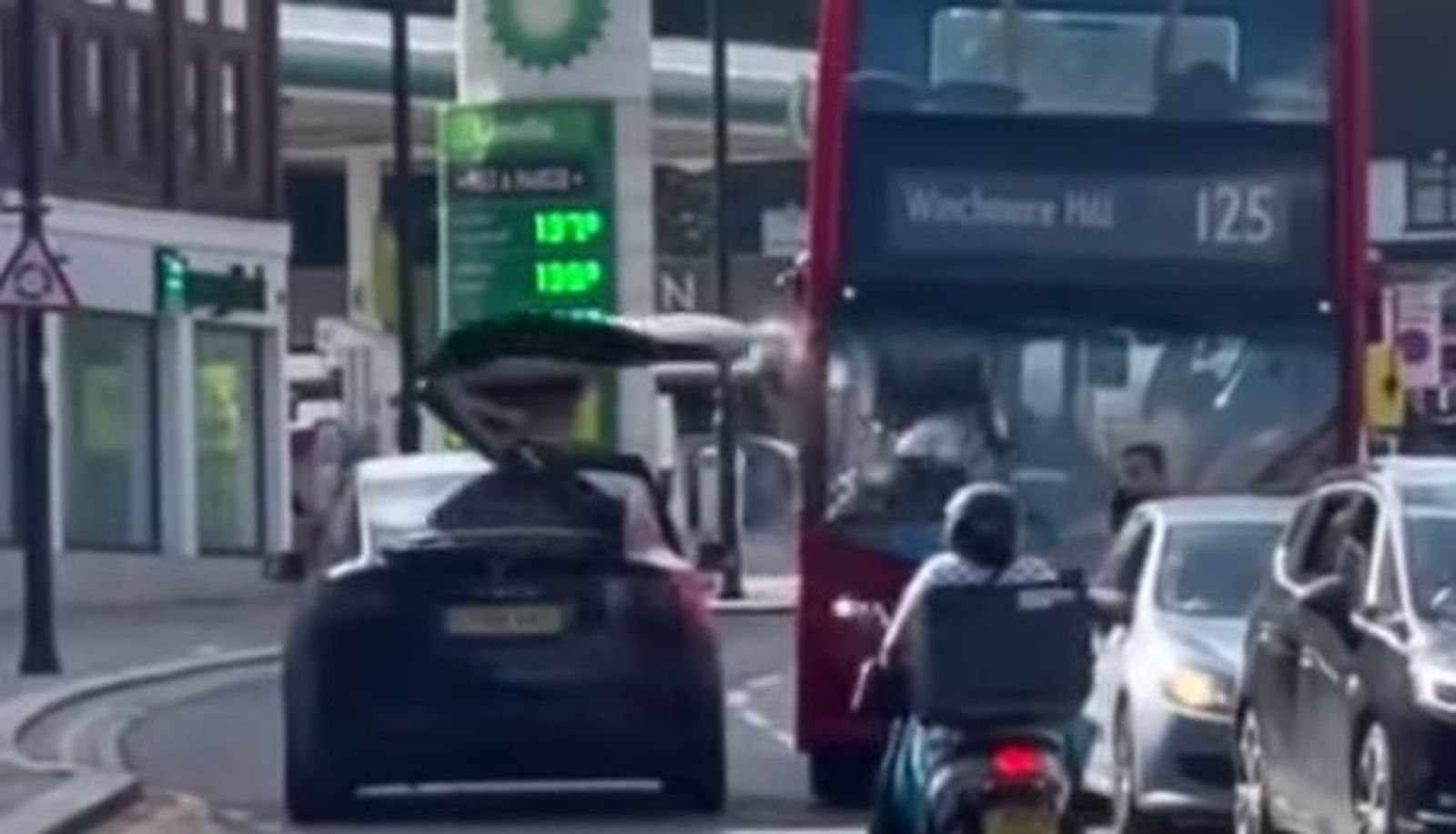 Tesla golpea con su puerta a un autobús en Londres.