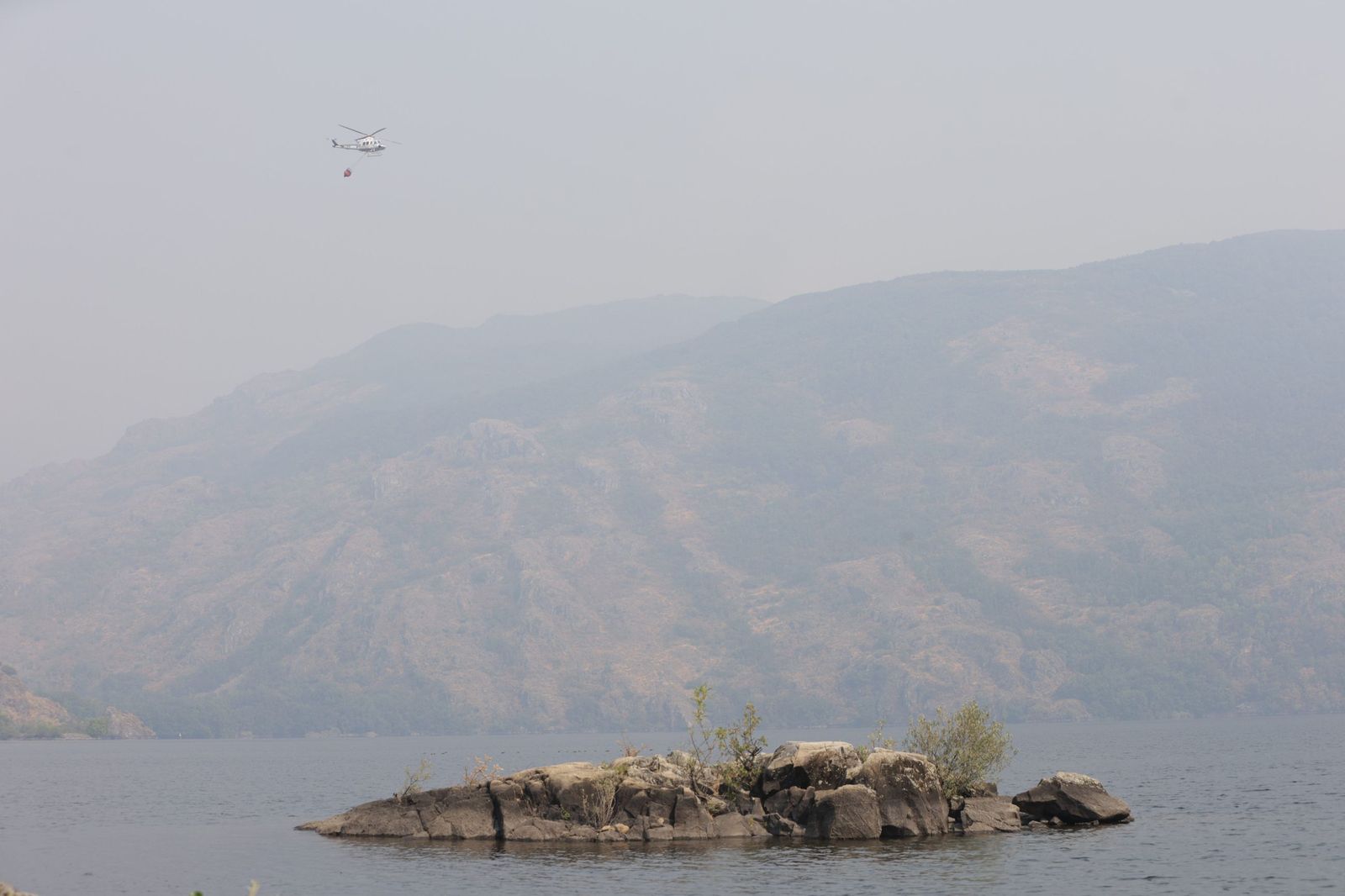 El Incendio de Porto de Sanabria avanza por la sierra que rodea el lago de Sanabria