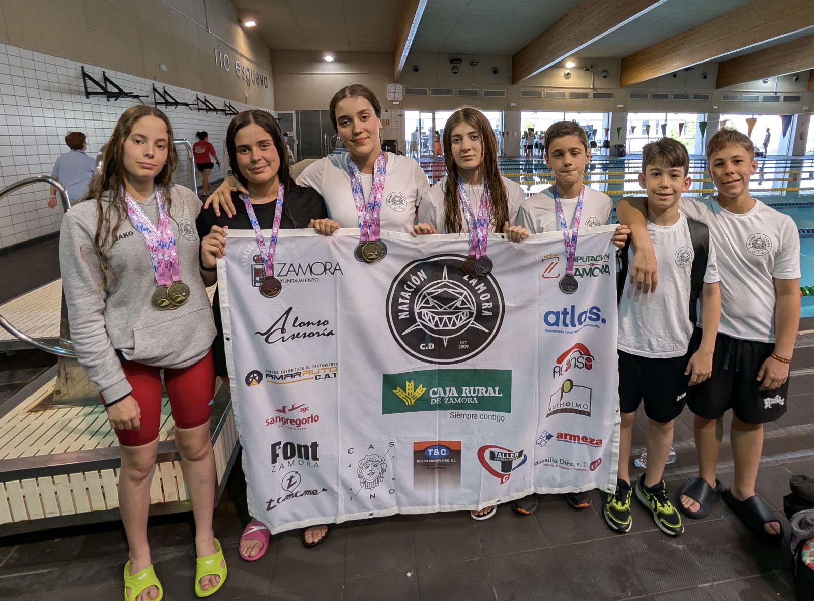 Mencía López y África Refoyo lideran el éxito del CD Natación Zamora en Valladolid