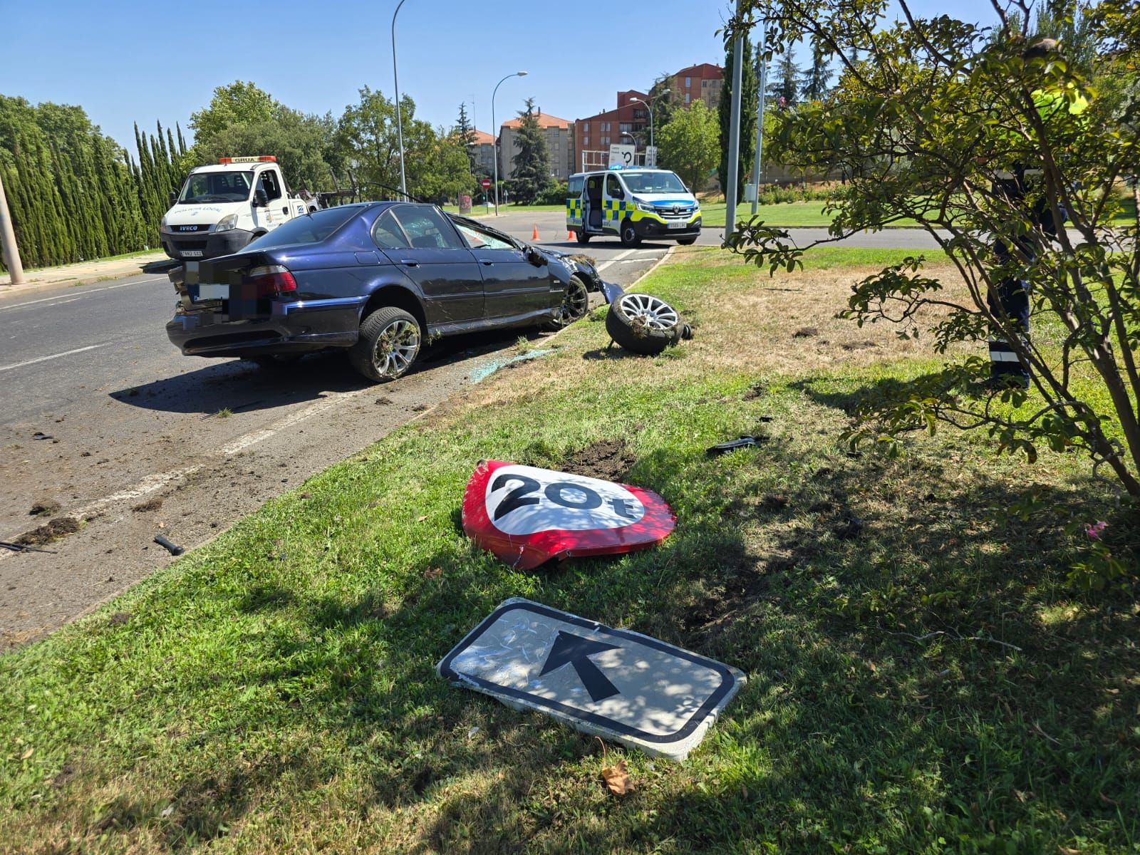 Ileso un joven de 21 años en un aparatoso accidente en el que ha dado una vuelta de campana en la glorieta de Vettones y Vacceos