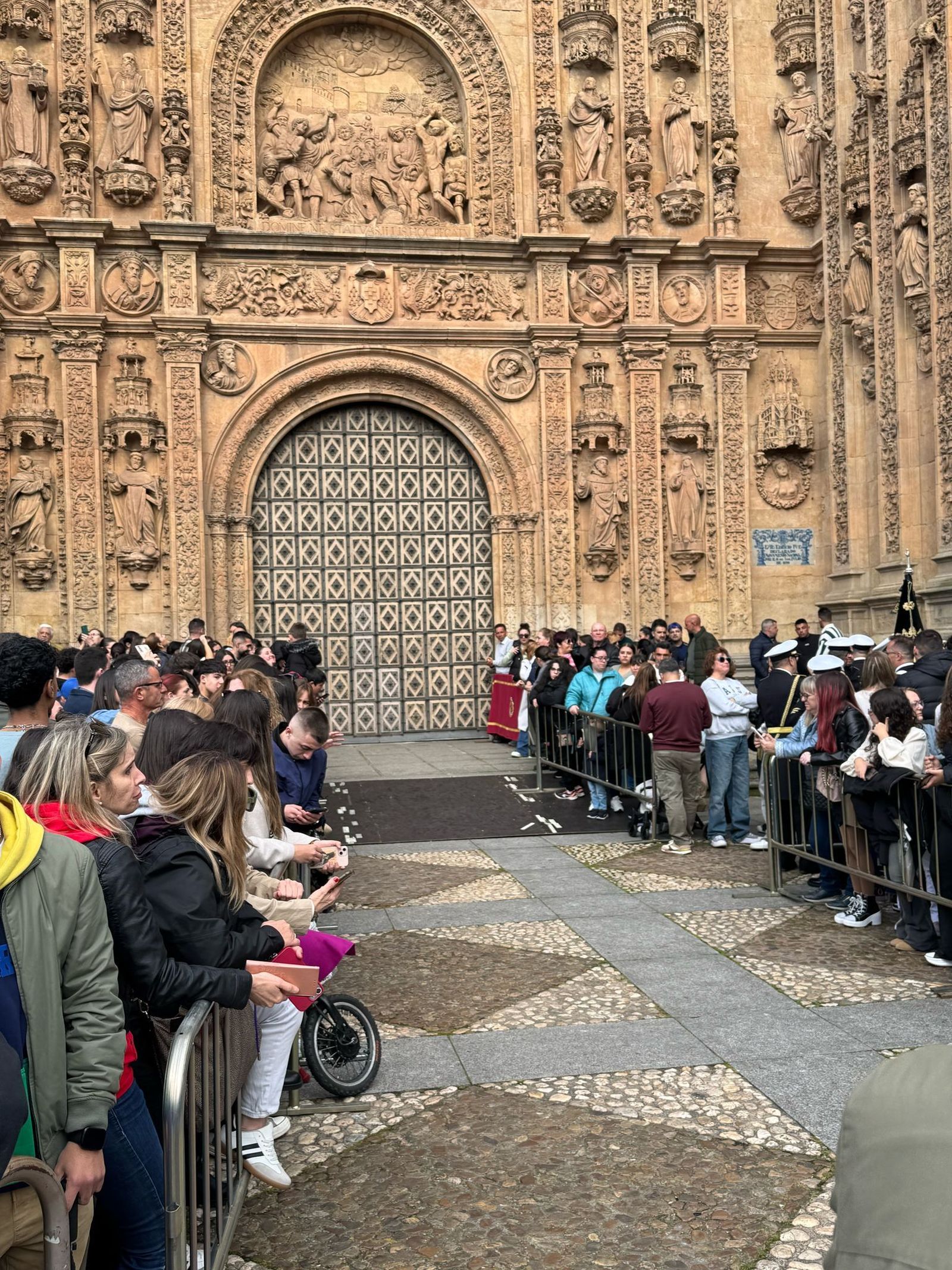 ambiente-procesion-cofradia-penitencial-del-rosario-5