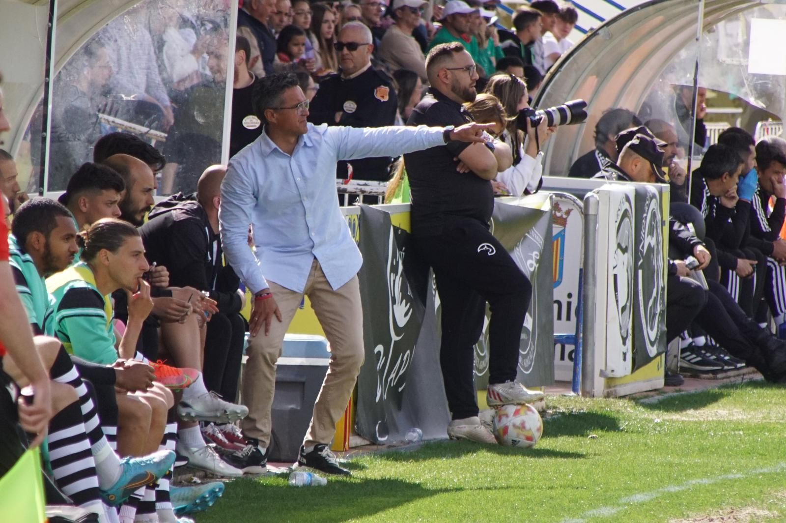 Dani Ponz da órdenes ante el Real Madrid Castilla | FOTO SALAMANCA24HORAS.COM Dani Ponz da órdenes ante el Real Madrid Castilla | FOTO SALAMANCA24HORAS.COM