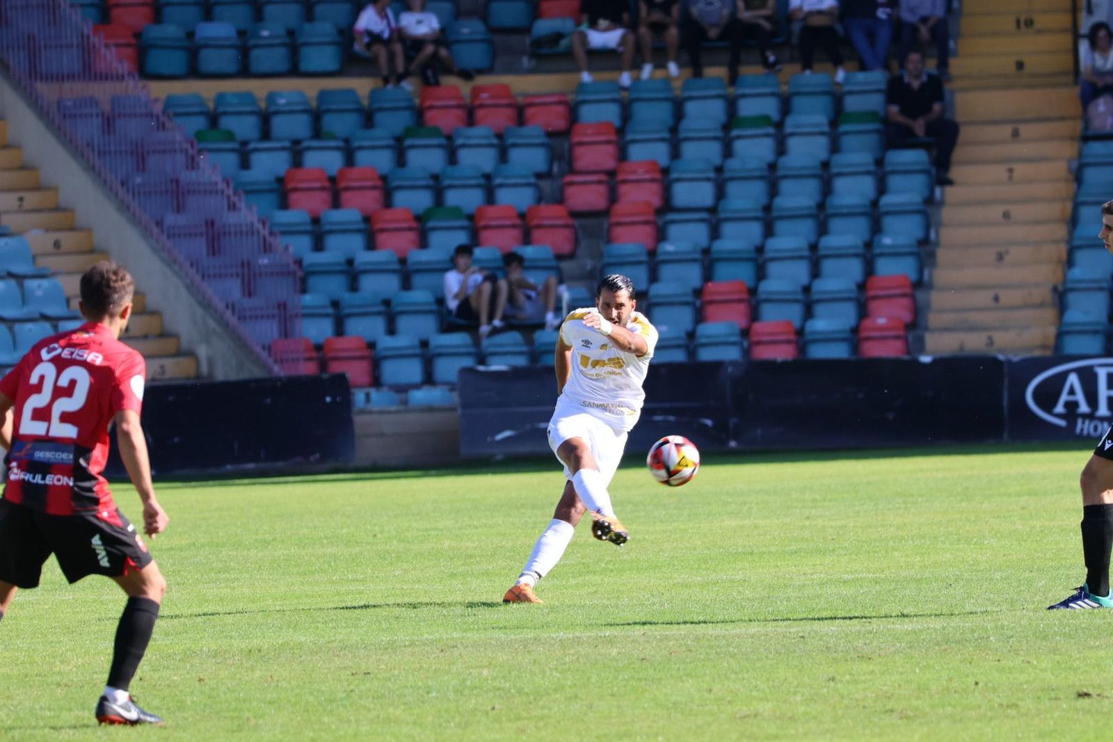 Durán golpea un balón ante el Laguna | FOTO ANDREA MATEOS