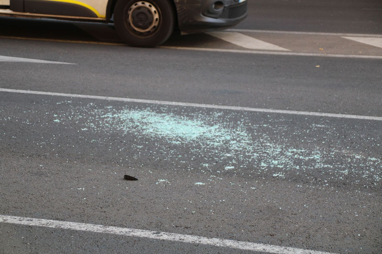 Tráfico denso en avenida de Mirat por un accidente entre una furgoneta y un turismo