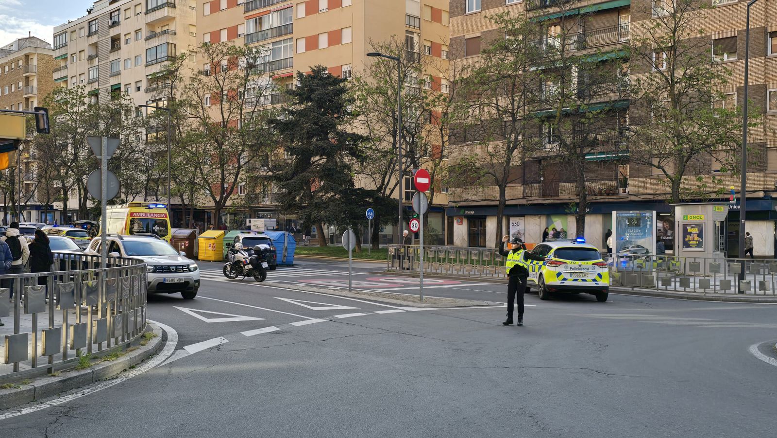 Foto de archivo. Policía Local y ambulancia en Federico Anaya Foto de archivo. Policía Local y ambulancia en Federico Anaya