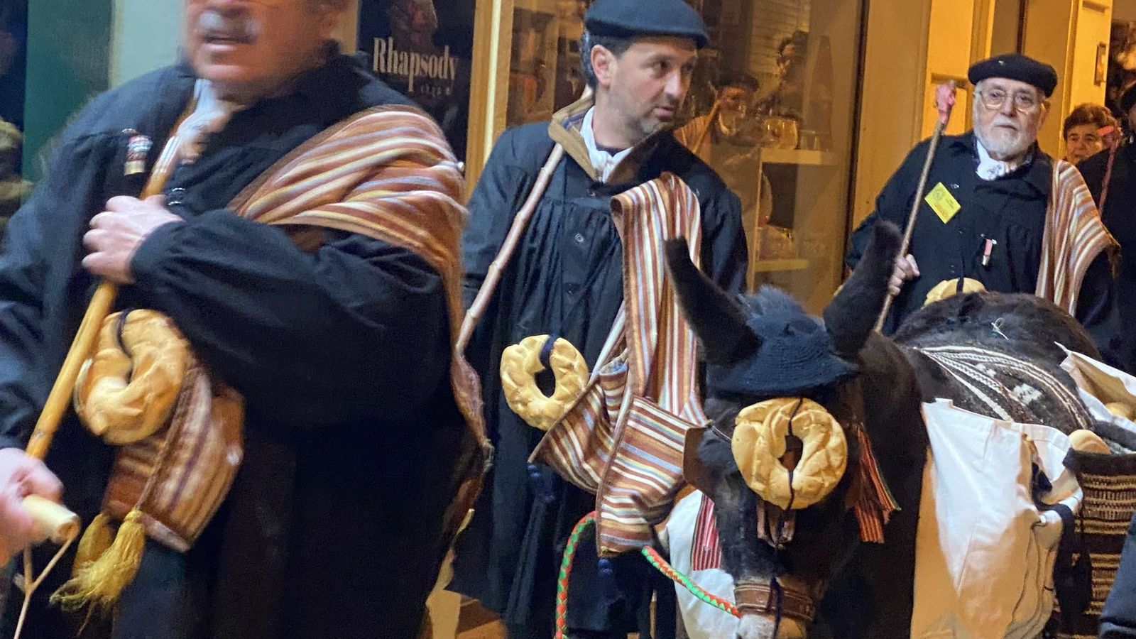 El burro acompañó a los amigos de la Peña El Cencerro