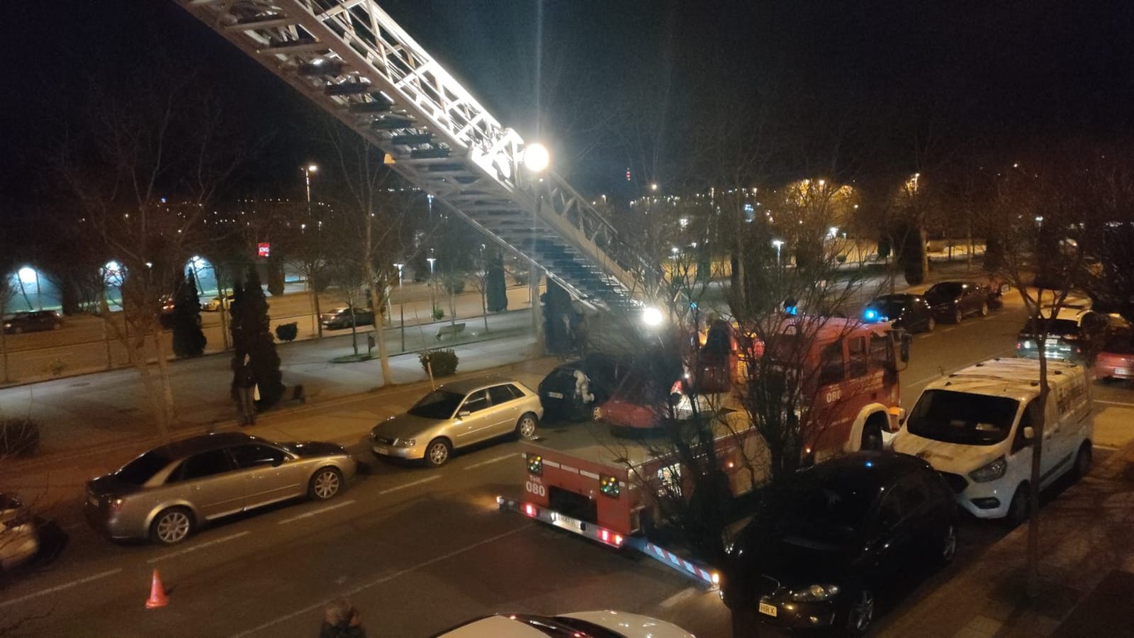 Bomberos actuando en un domiclio de la calle Santiago Diego Madrazo