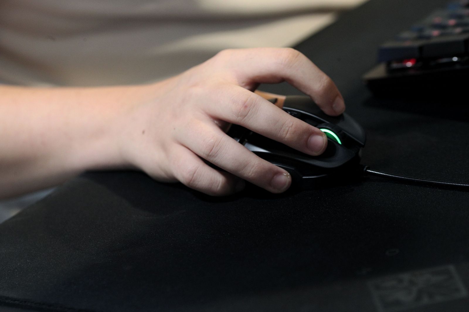 Un joven con un videojuego (archivo)