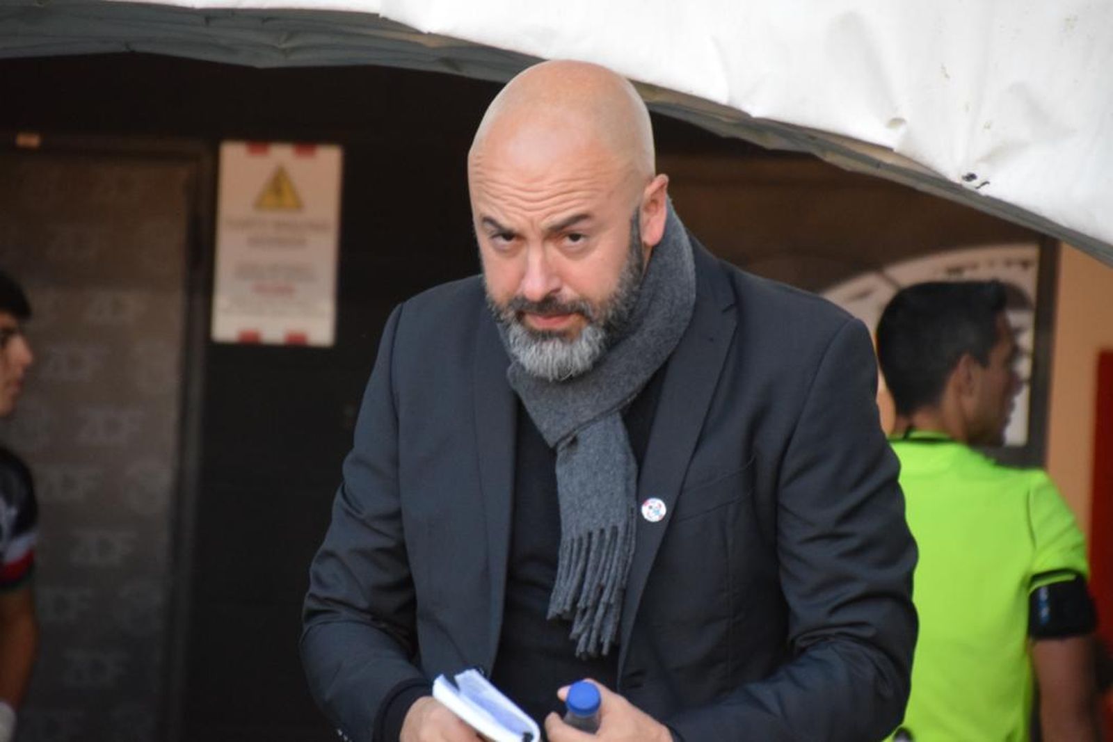 David Movilla salta al campo en ell partido frente al Racing de Santander