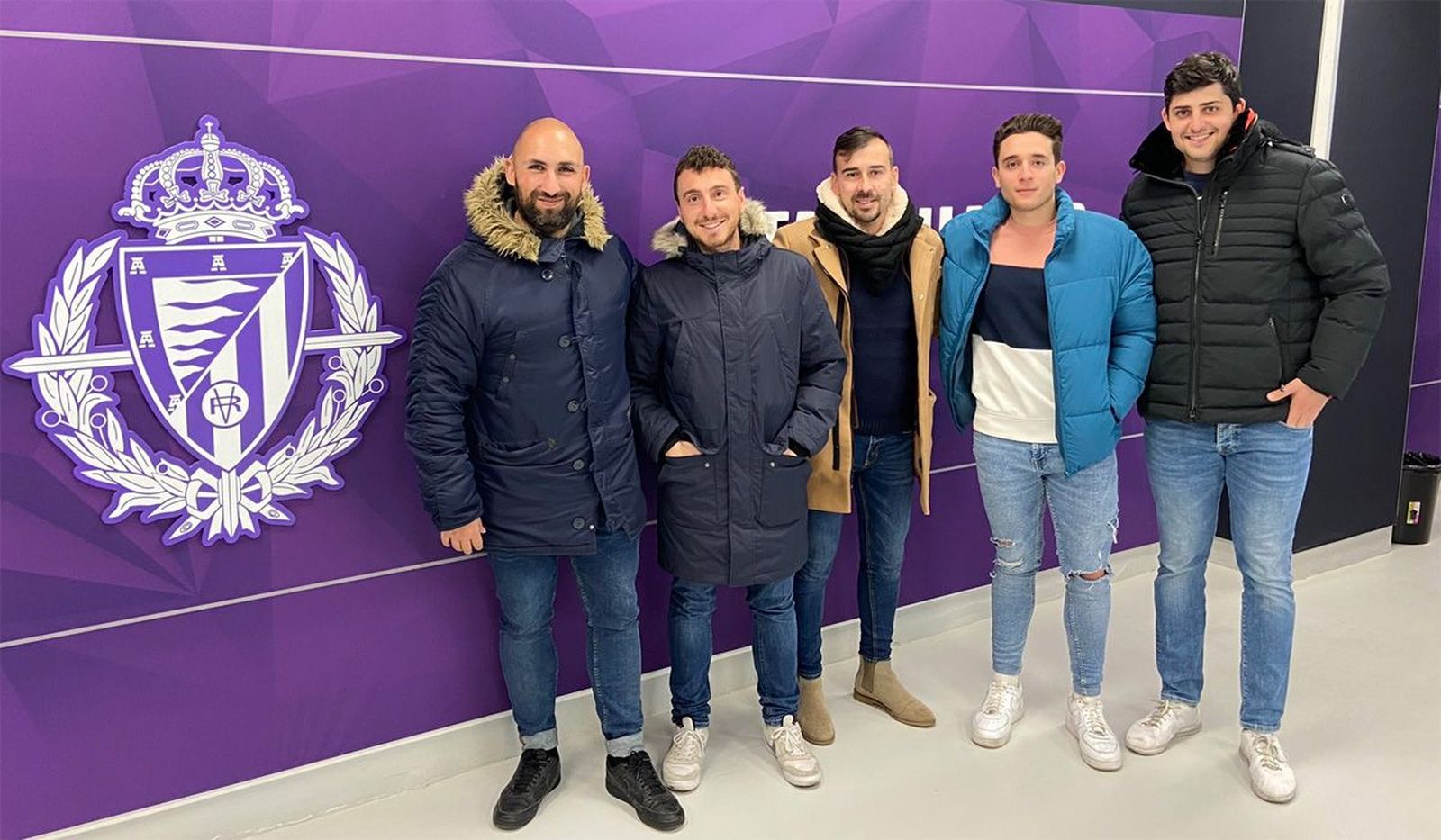 Los integrantes del cuerpo técnico que analizan los datos en una visita a Zorrilla