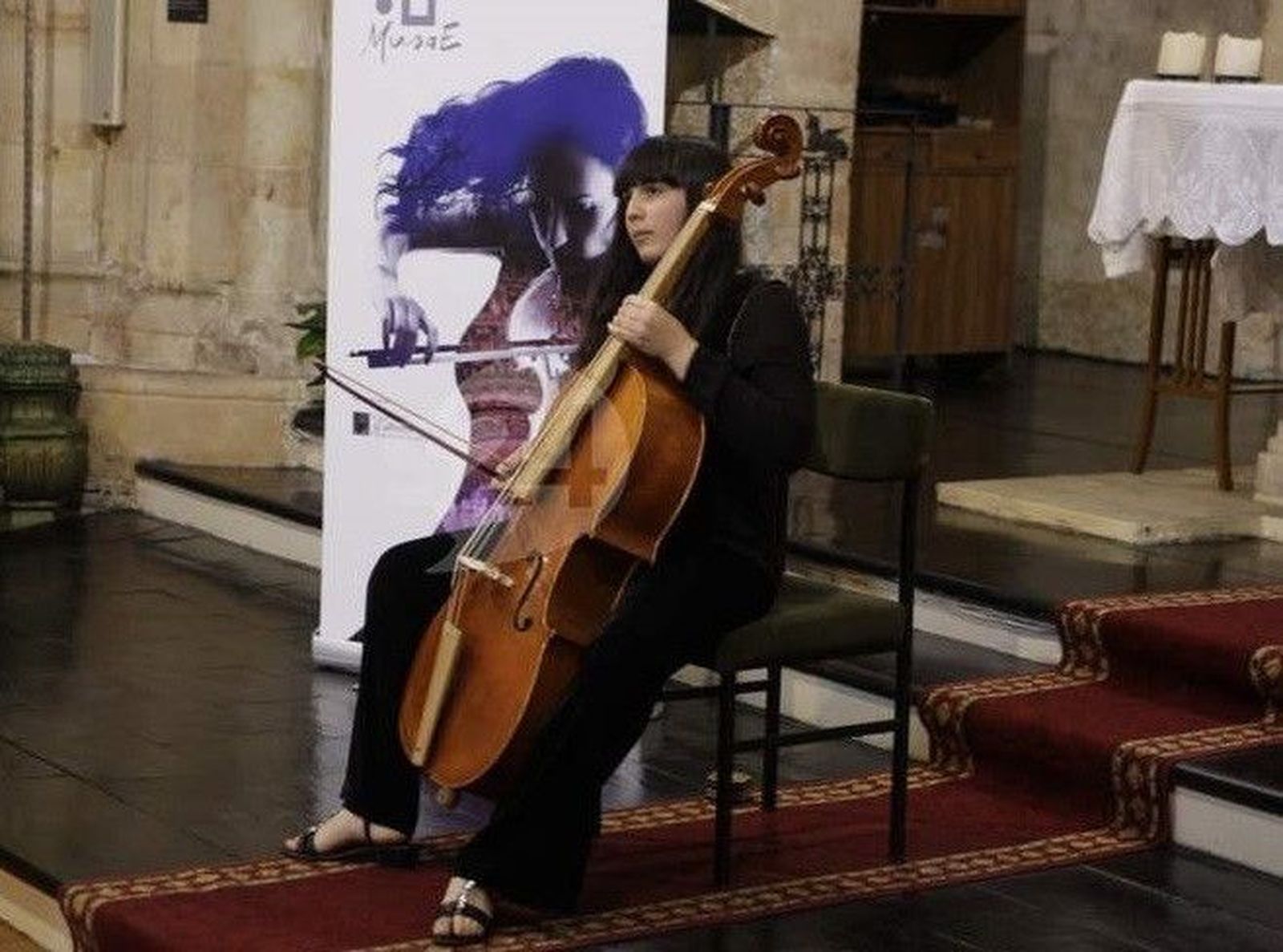 El violonchelo de Amarilis Dueñas lleva la música a la iglesia de San Martín