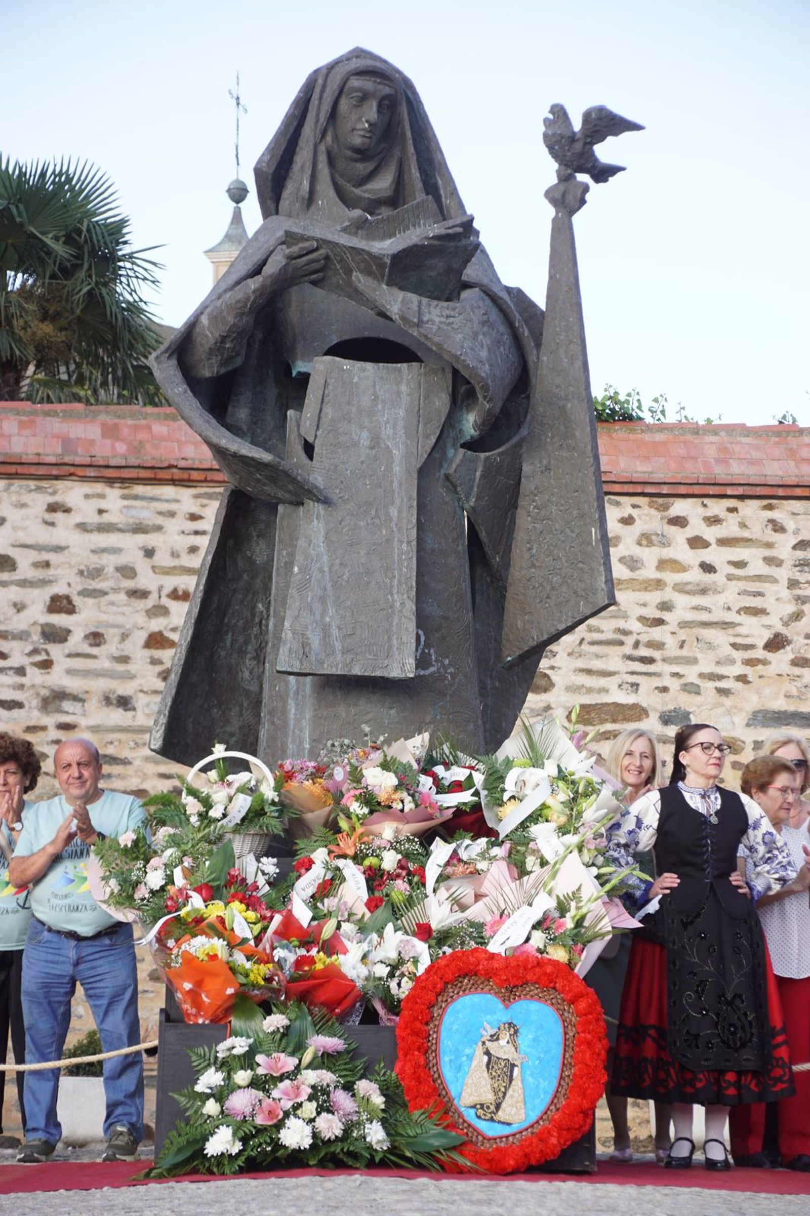 Ofrenda Floral a Santa Teresa en Alba de Tormes (8).jpeg